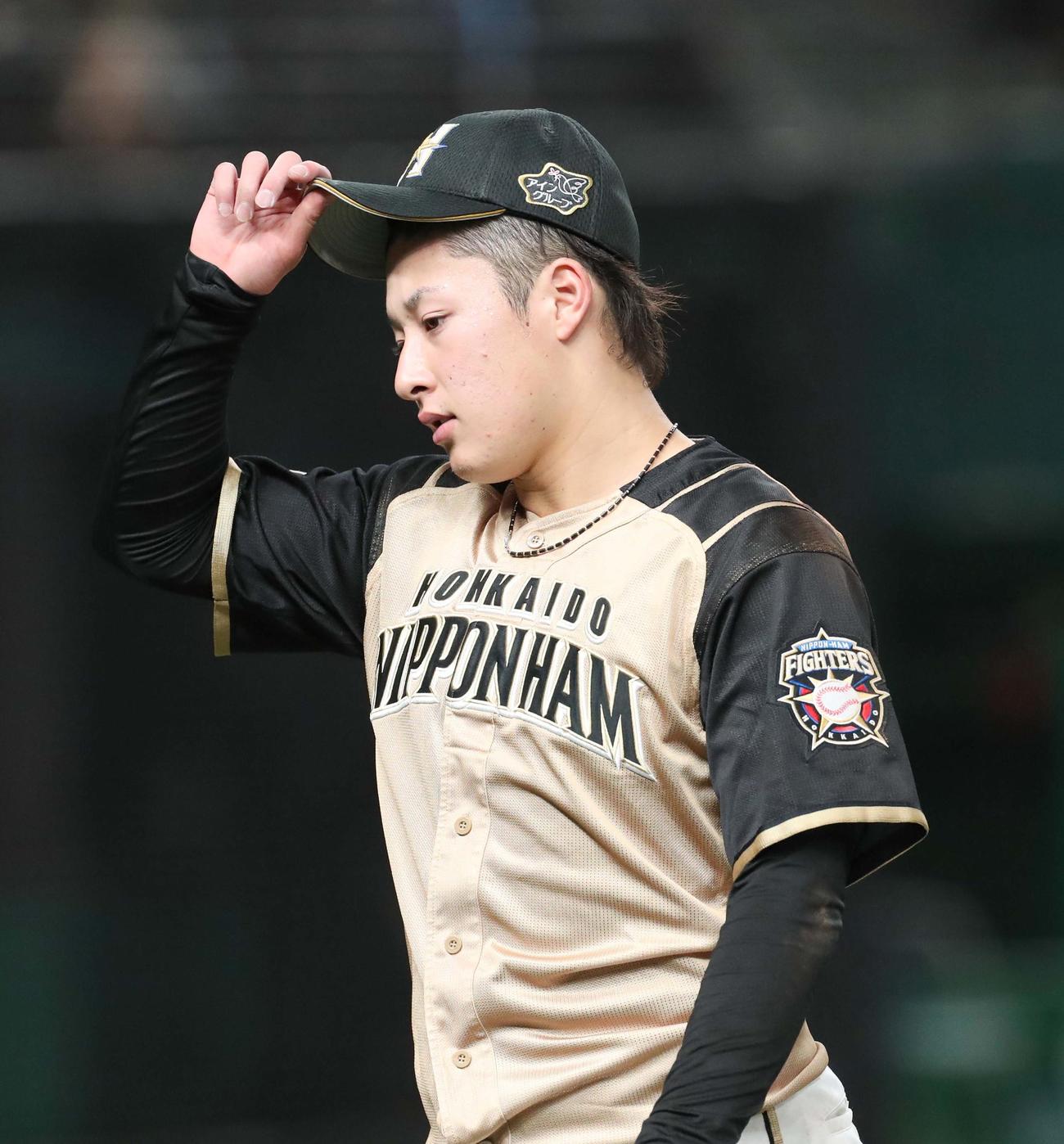 西武対日本ハム　1回裏に4失点をしがっかりした様子でベンチに戻る日本ハム吉田輝（撮影・佐藤翔太）