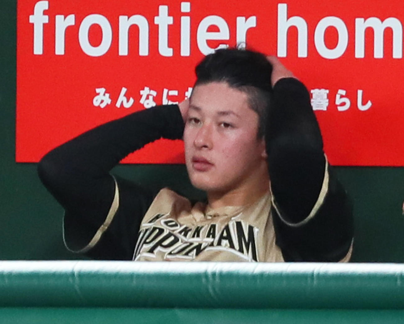 西武対日本ハム　ベンチで厳しい表情を見せる日本ハム吉田輝（撮影・足立雅史）