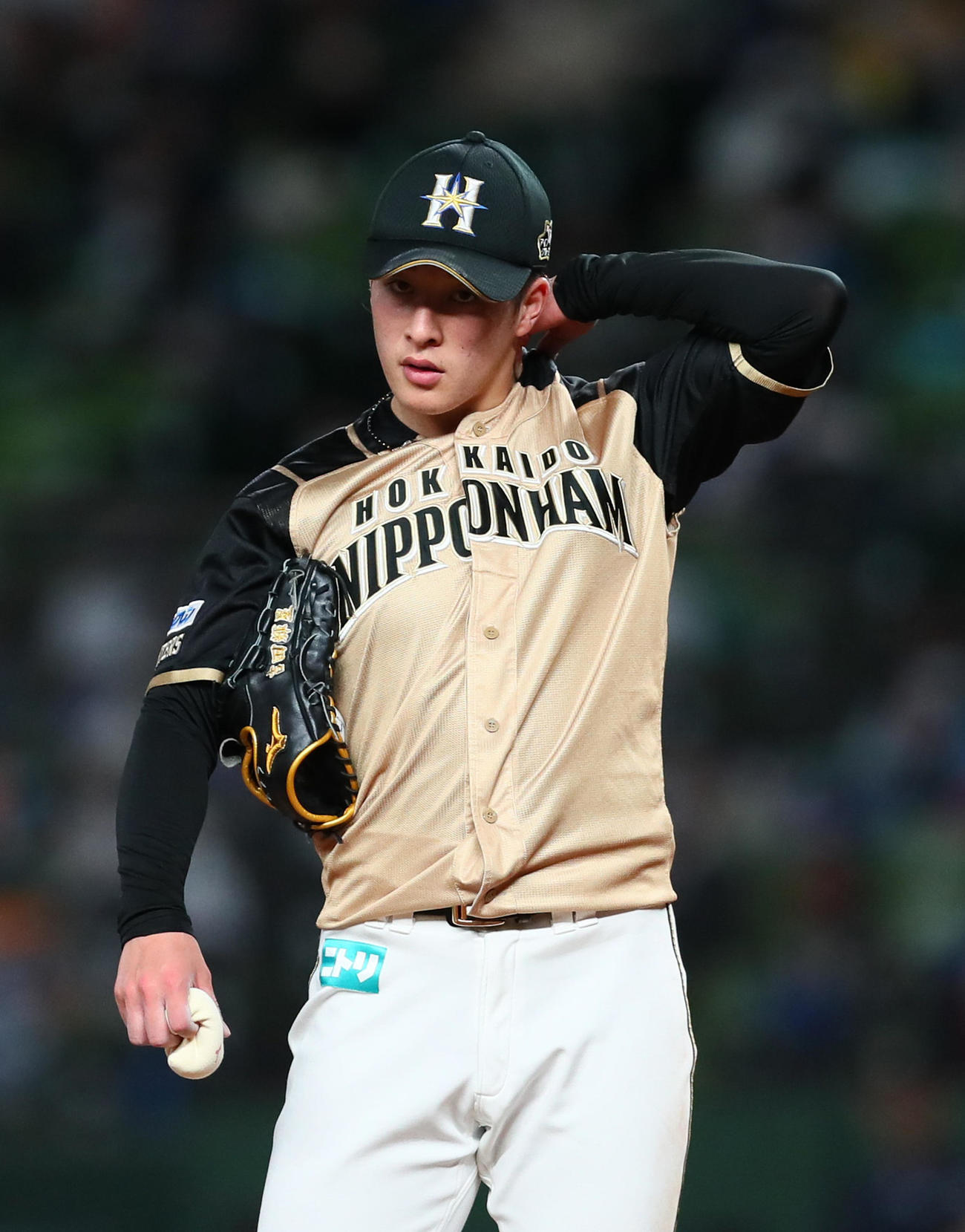 西武対日本ハム　1回、連打を浴び浮かない表情を見せる日本ハム吉田輝（撮影・足立雅史）