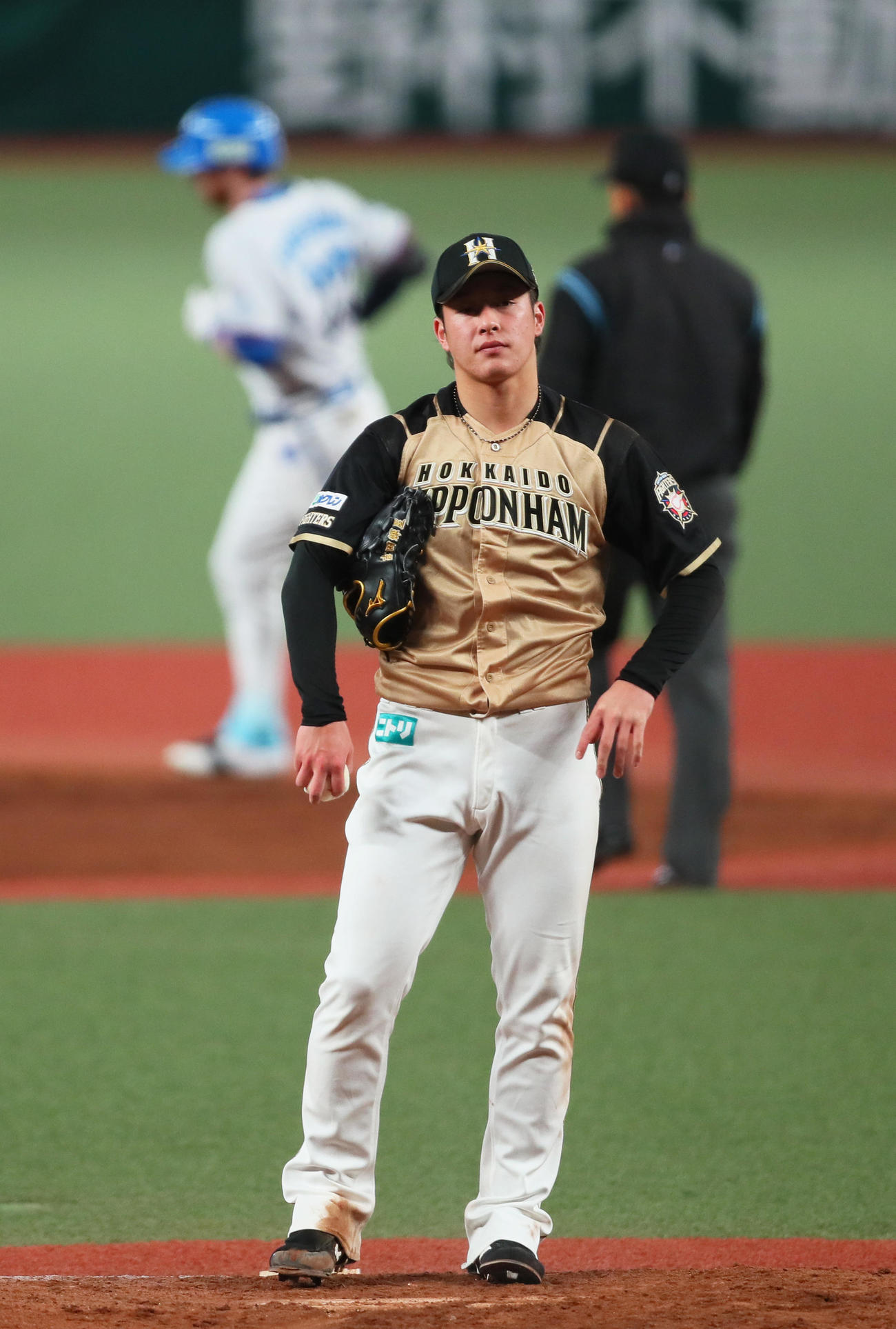 西武対日本ハム　2回裏西武2死一、二塁、スパンジェンバーグ（後方）に右越え3点本塁打を浴びた吉田輝（撮影・足立雅史）