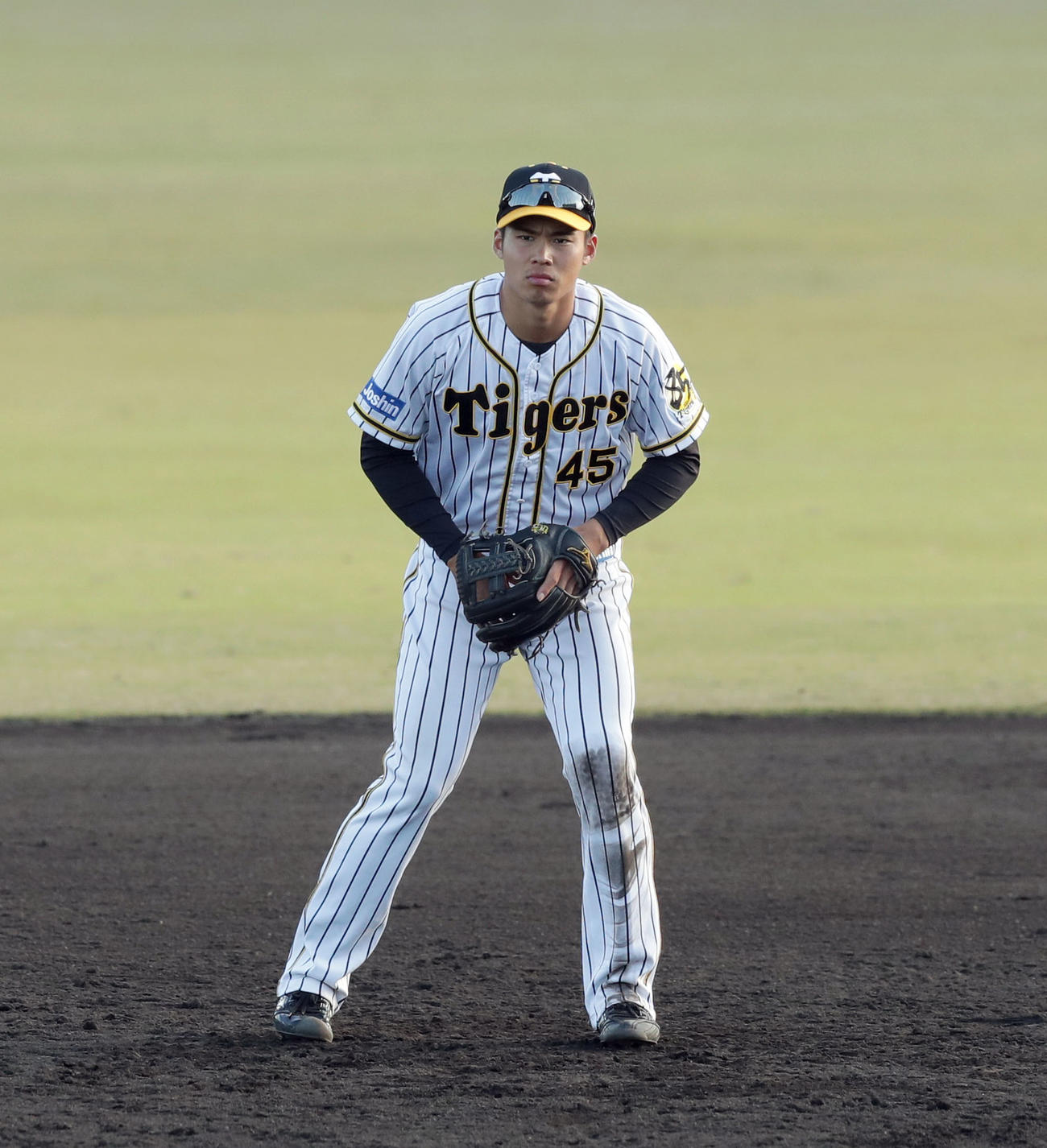 阪神対日本新薬　9回表、守備位置に就く阪神遠藤成（撮影・前田充）