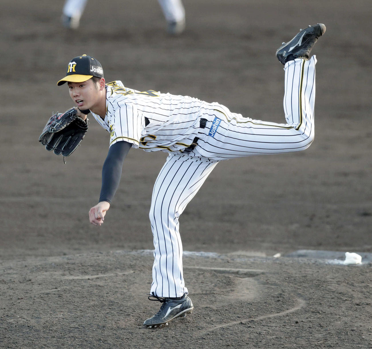 2軍練習試合　阪神対日本新薬　9回表、投球する阪神川原陸（撮影・前田充）