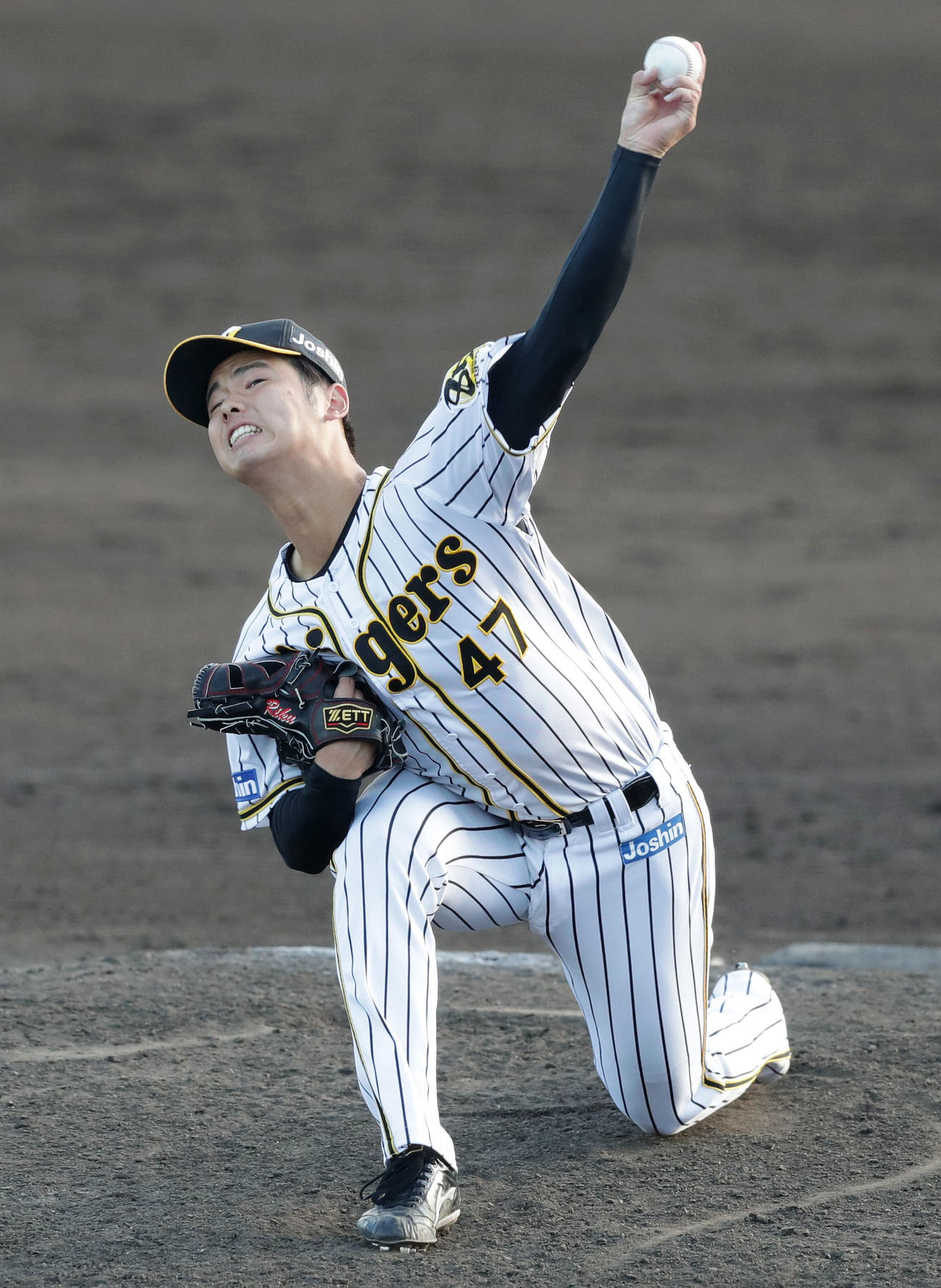 2軍練習試合　阪神対日本新薬　9回表、投球する阪神川原陸（撮影・前田充）