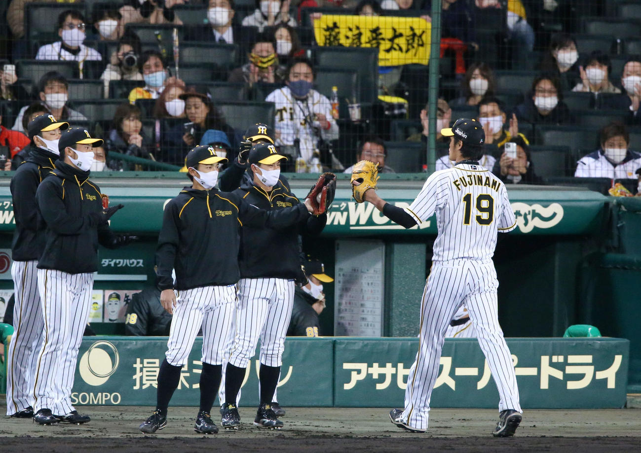 阪神対ヤクルト　6回、ピンチを切り抜けた藤浪（右）を出迎えるベンチの選手ら（撮影・上山淳一）
