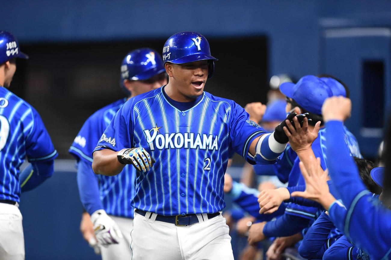中日対DeNA　6回表DeNA1死一、二塁、左越え3点本塁打を放ったホセ・ロペス（撮影・森本幸一）