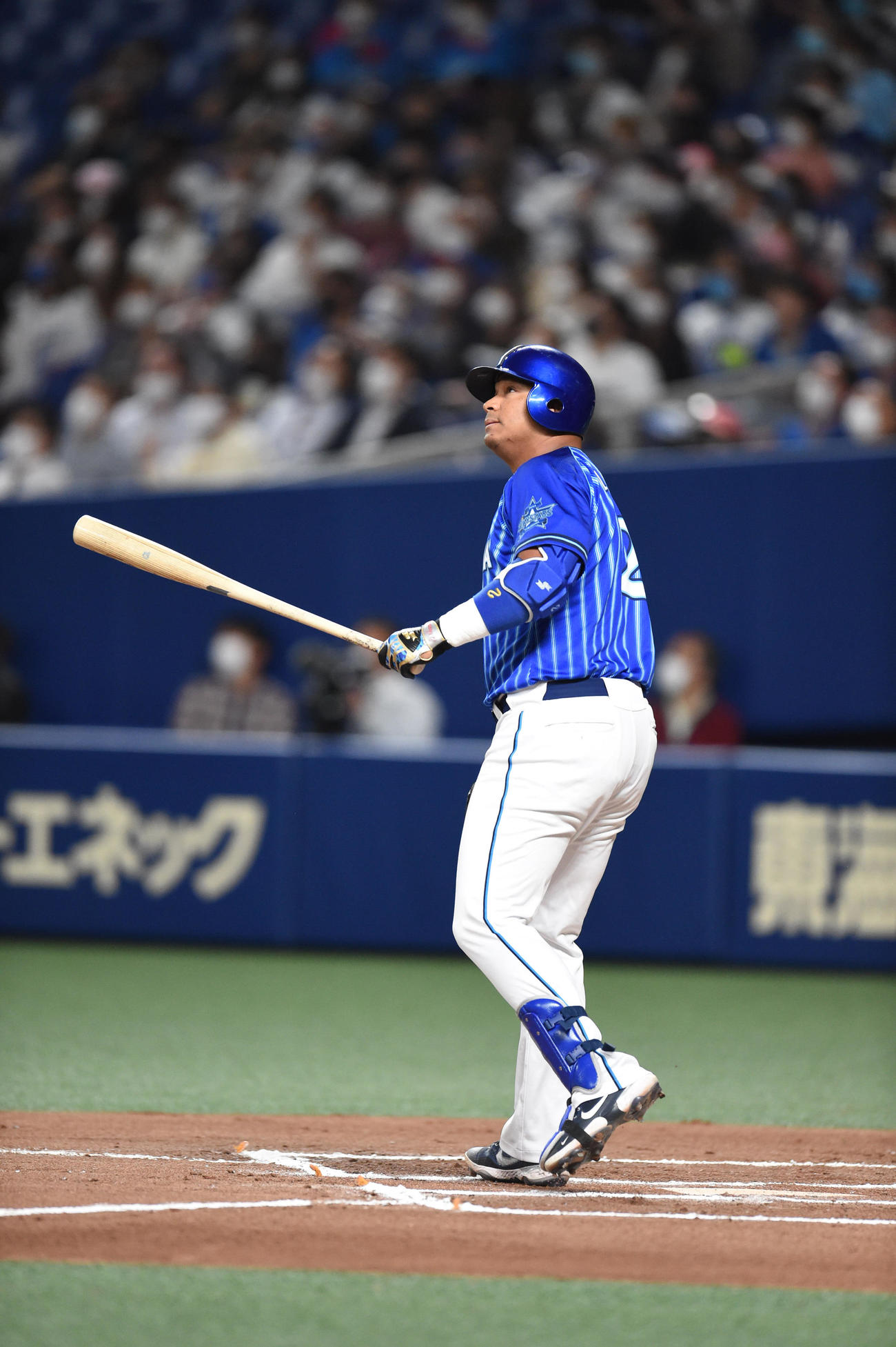 中日対DeNA　6回表DeNA1死一、二塁、左越え3点本塁打を放ったホセ・ロペス（撮影・森本幸一）