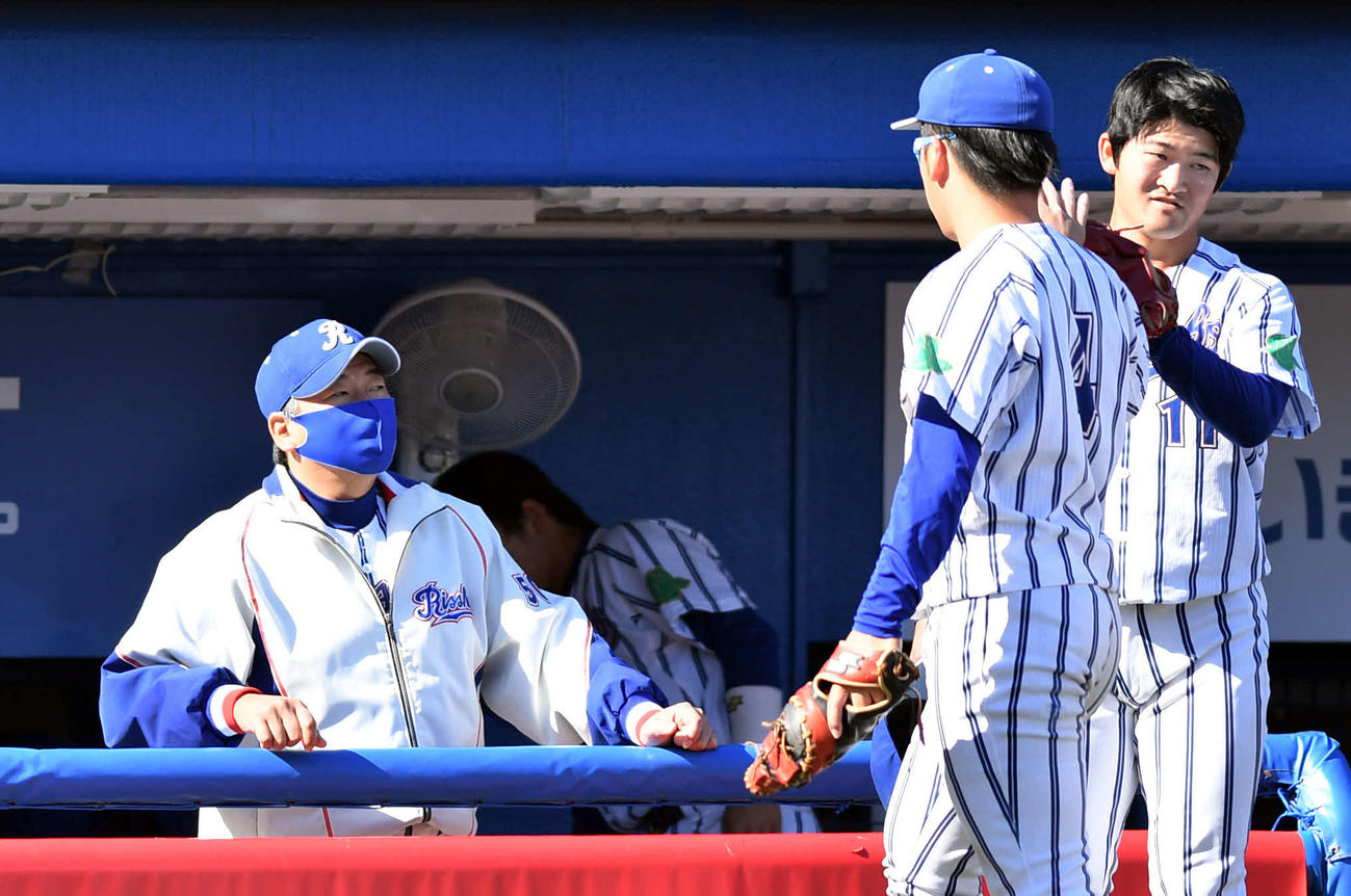 立正大対国学院大　ナインに話す立正大・坂田監督（左）（撮影・滝沢徹郎）