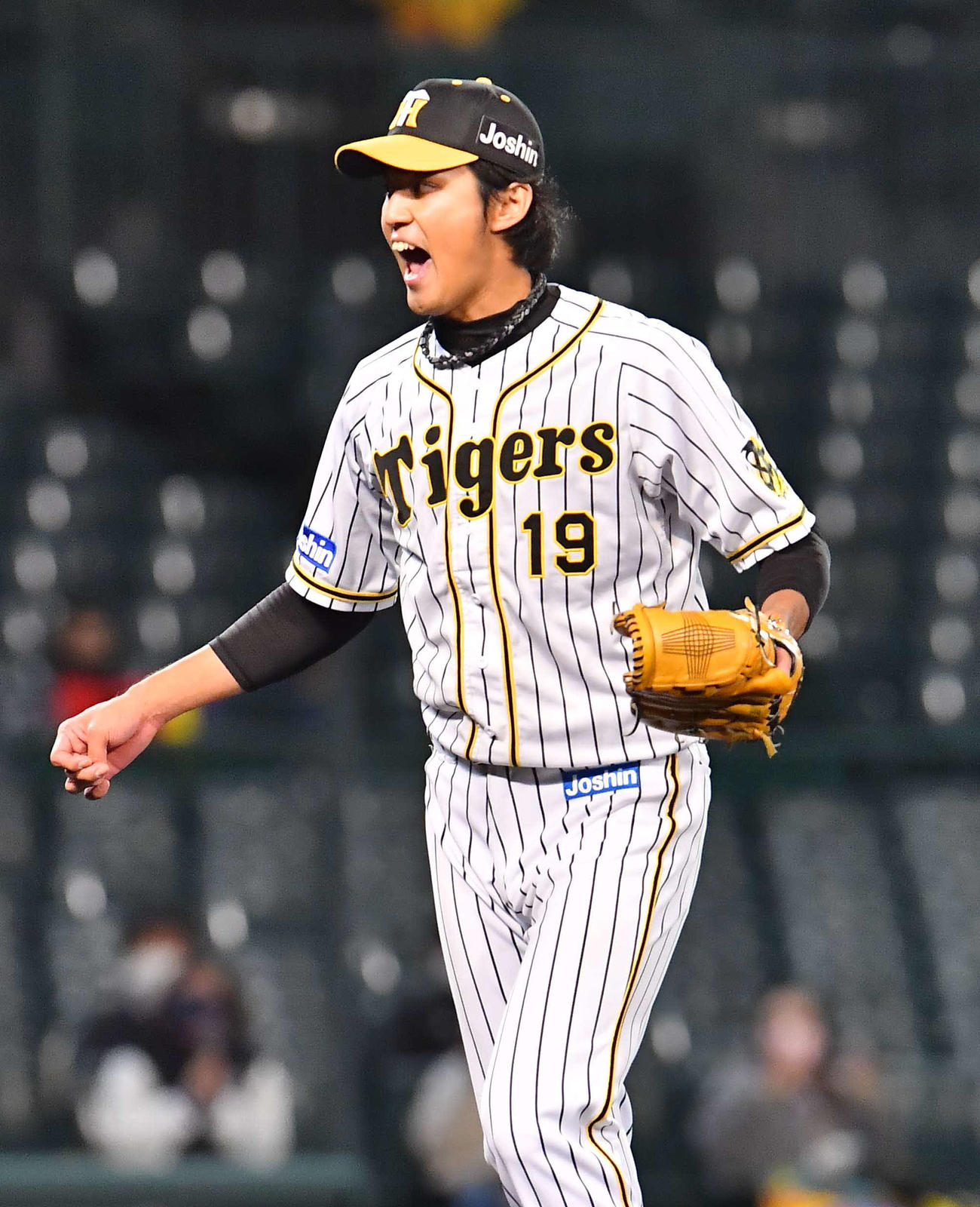6回表ヤクルト2死一、三塁、上田剛史から三振を奪い雄たけびをあげる藤浪晋太郎（撮影・上田博志）