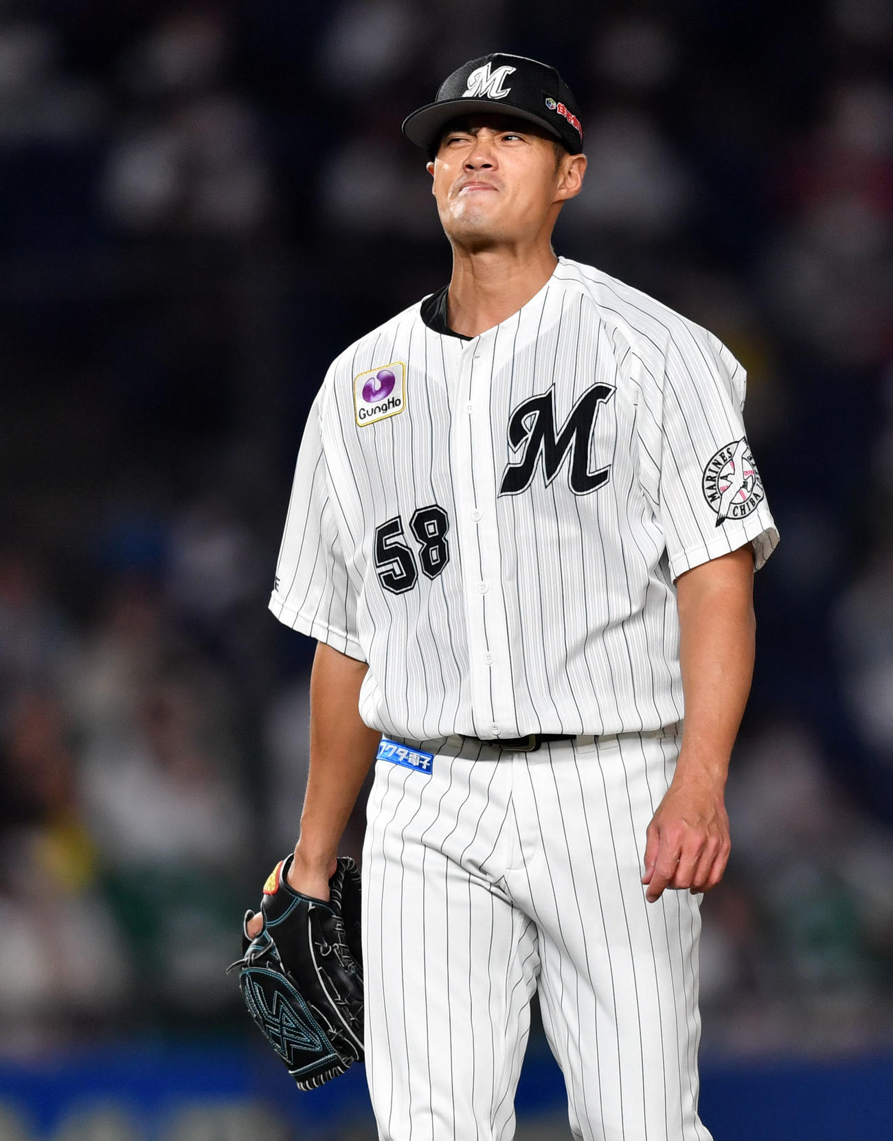 ロッテ対ソフトバンク　2回表を終え悔しげな表情でベンチへ引き揚げるロッテのチェン・ウェイン（撮影・横山健太）