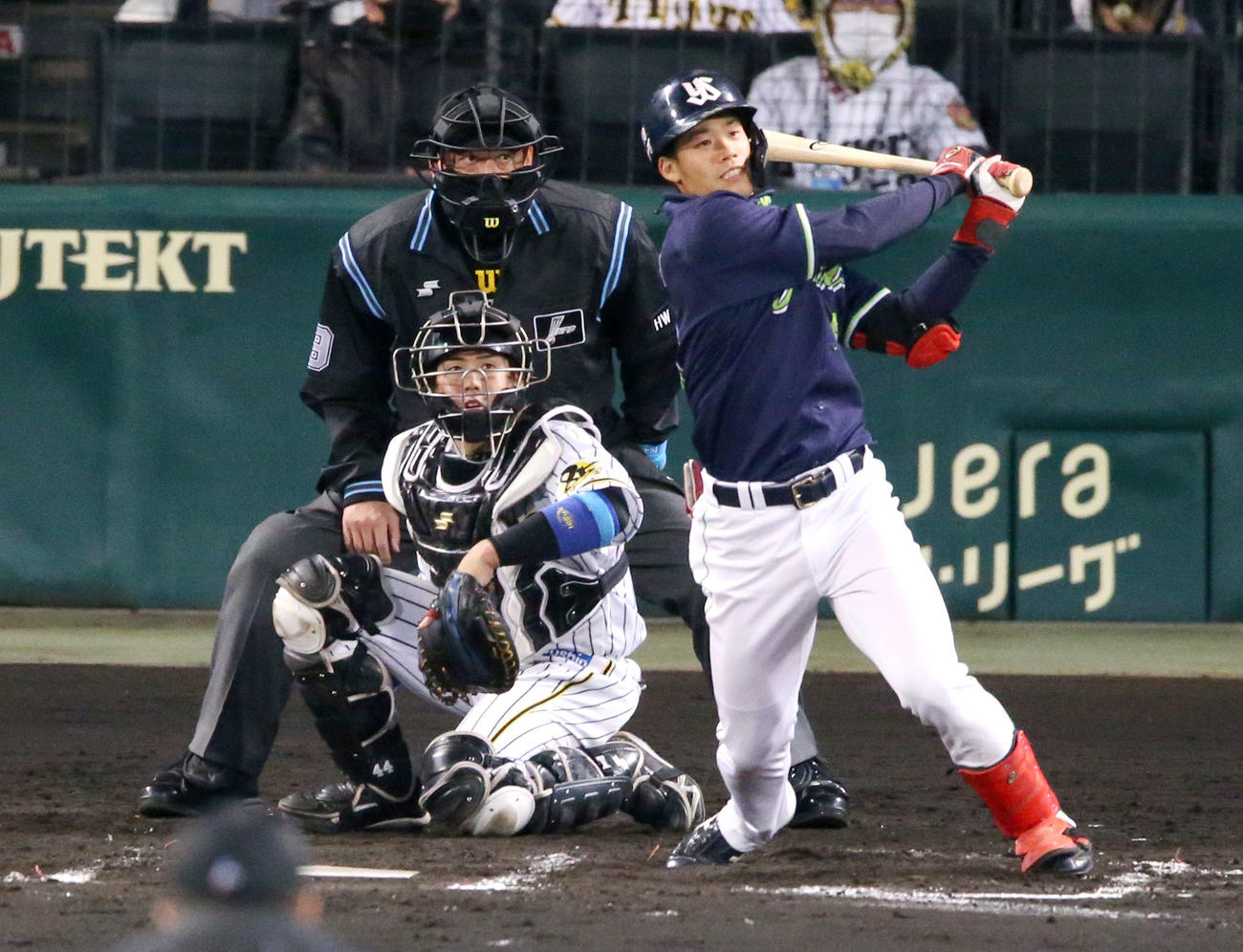 阪神対ヤクルト　7回表ヤクルト2死一塁、塩見は左翼線適時二塁打を放つ（撮影・上山淳一）