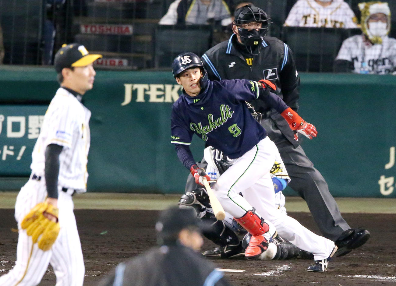 阪神対ヤクルト　7回表ヤクルト2死一塁、塩見は左翼線適時二塁打を放つ（撮影・上山淳一）