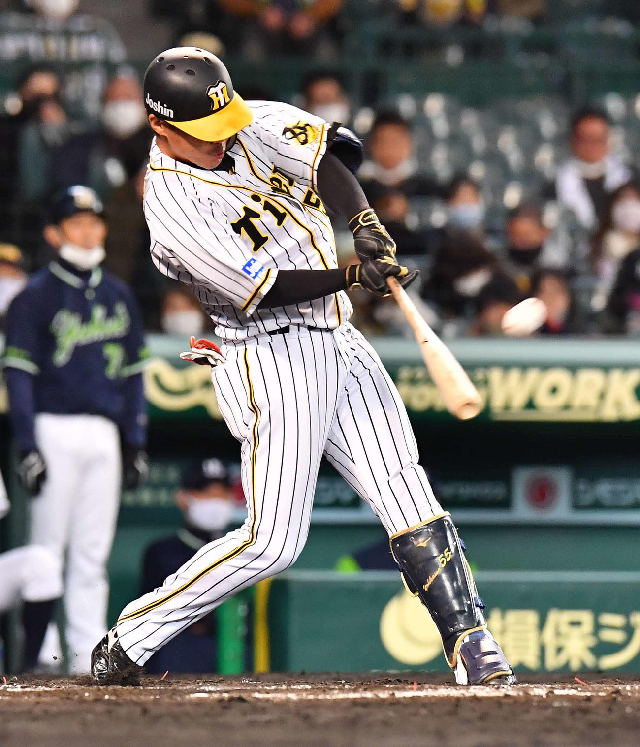 阪神対ヤクルト　7回裏阪神1死、左越えに勝ち越しソロ本塁打を放つ陽川尚将（撮影・上田博志）