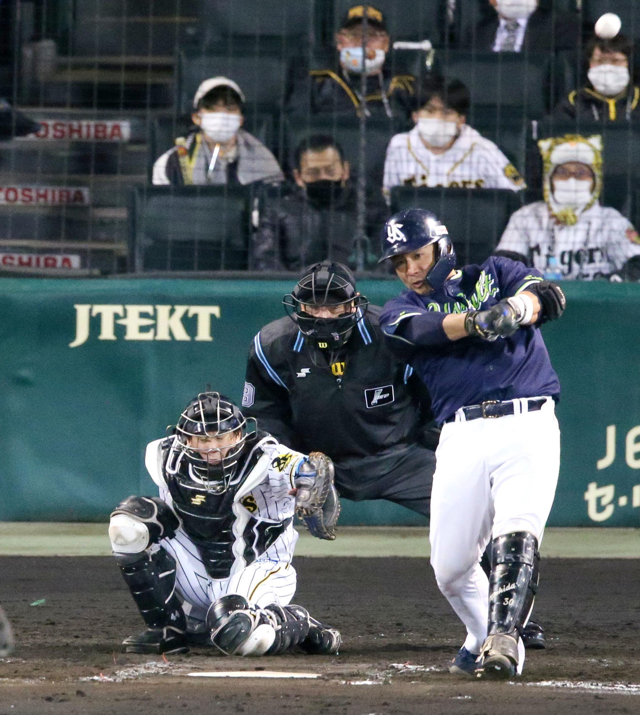阪神対ヤクルト　8回表ヤクルト1死、西田は左越え本塁打を放つ（撮影・上山淳一）