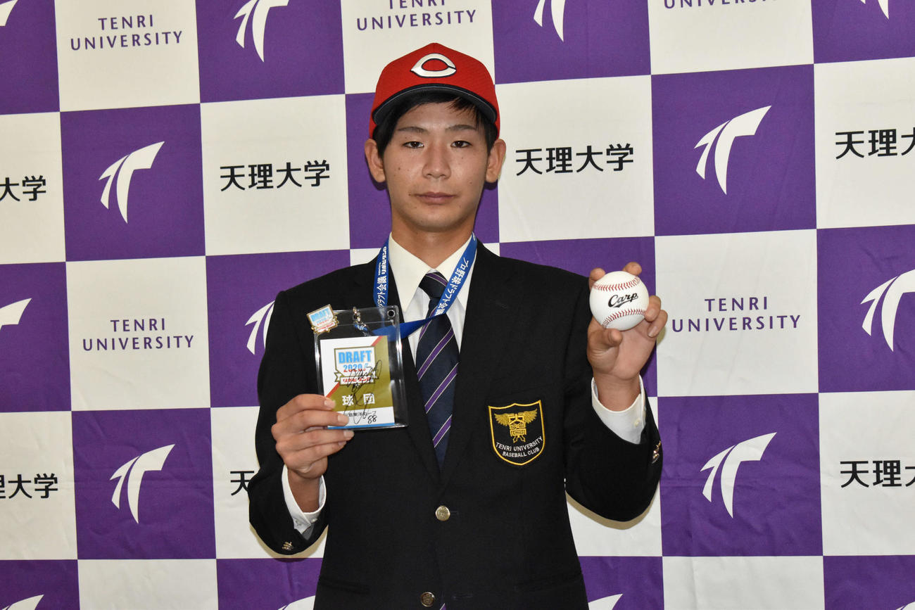 指名あいさつを受け、帽子を被りポーズを決める広島ドラフト2位森浦（撮影・古財稜明）