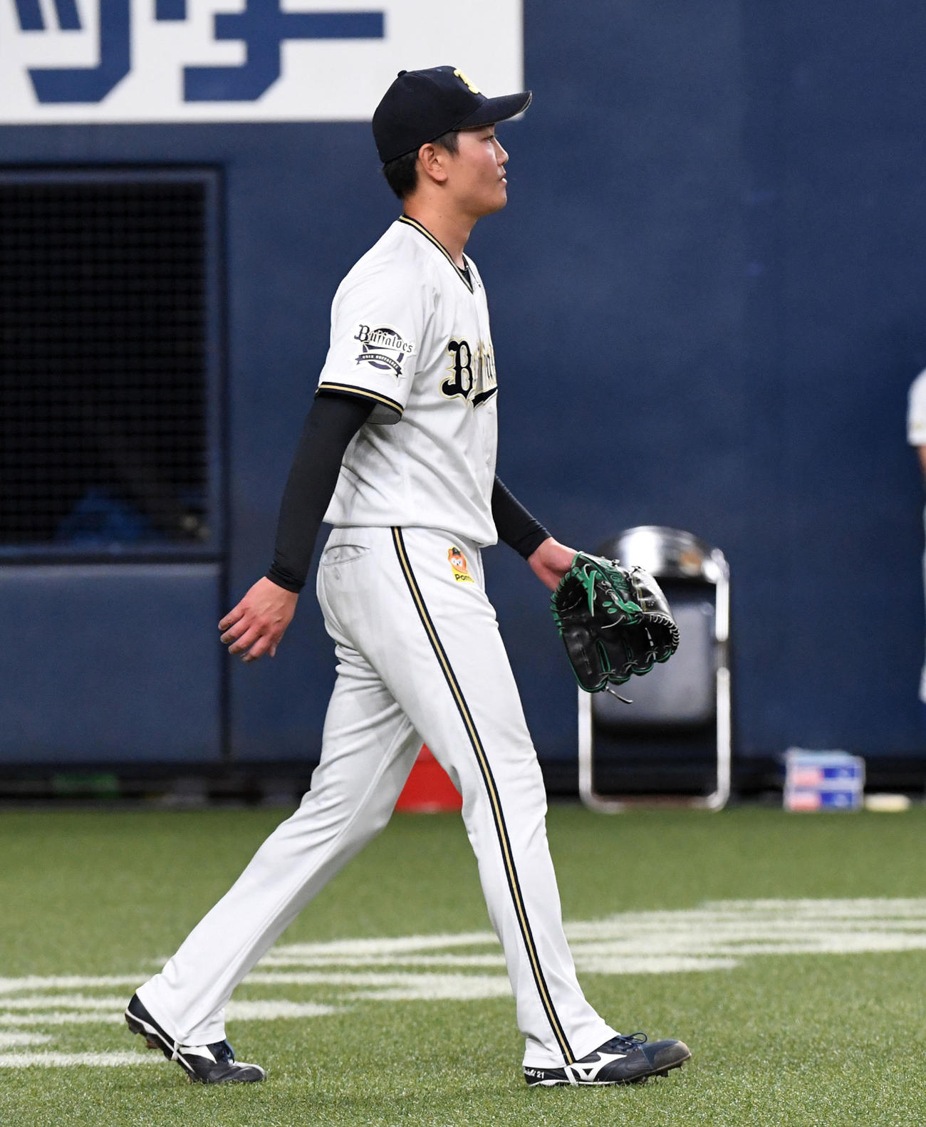 オリックス対楽天　4回表楽天2死二、三塁、銀次に左前2点適時打を打たれがっくりする竹安（撮影・前岡正明）
