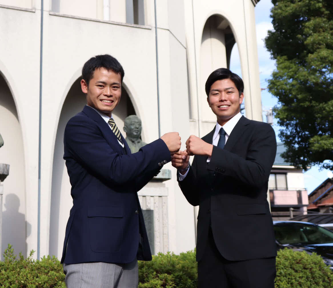 グータッチをする巨人ドラフト3位の中京大中京・中山（左）と同6位中京大・山本（撮影・久永壮真）