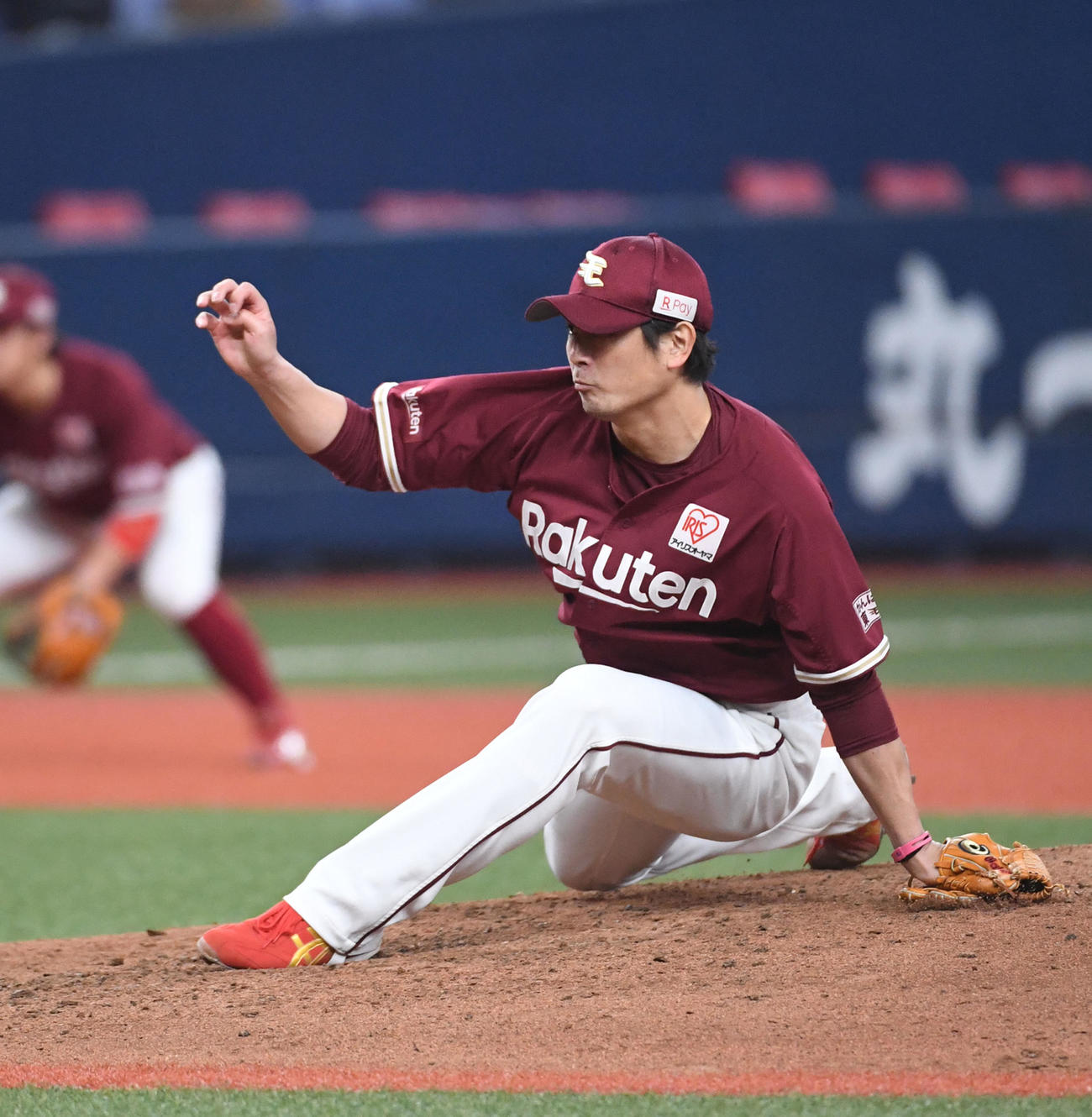 オリックス対楽天　5回、投球後にバランス崩す涌井（撮影・前岡正明）