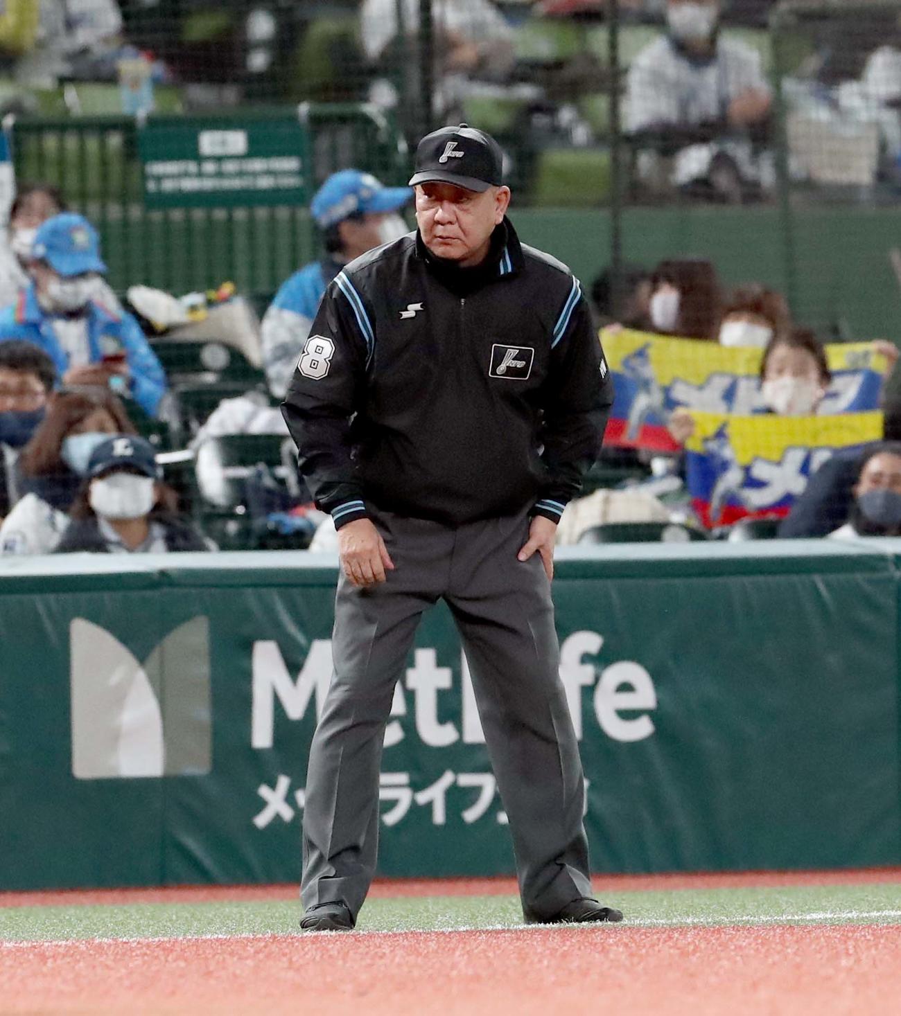西武対日本ハム　佐々木昌信三塁塁審（撮影・佐藤翔太）