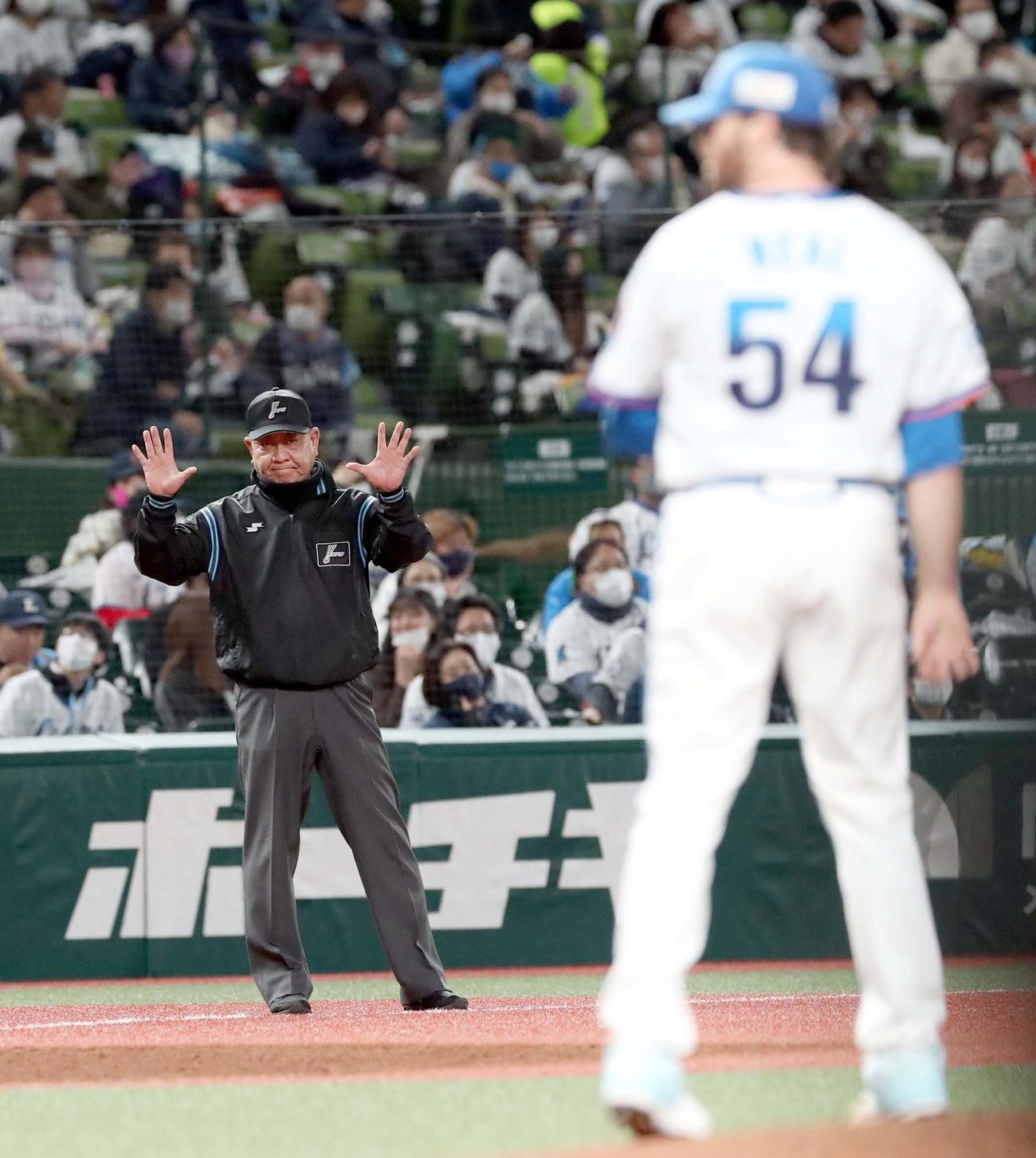 西武対日本ハム　佐々木昌信三塁塁審（撮影・佐藤翔太）