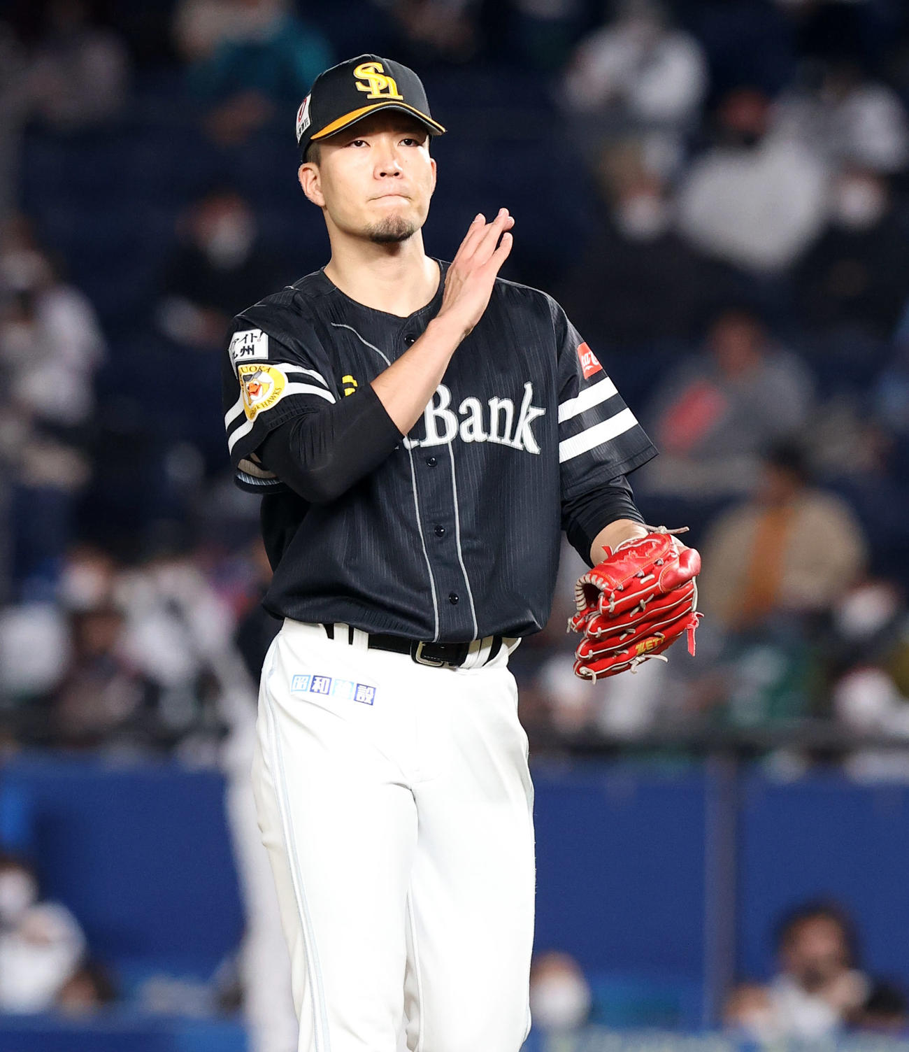 ロッテ対ソフトバンク　3回裏ロッテ2死、通算1000奪三振となる三振で荻野を仕留めグラブをたたく千賀（撮影・垰建太）