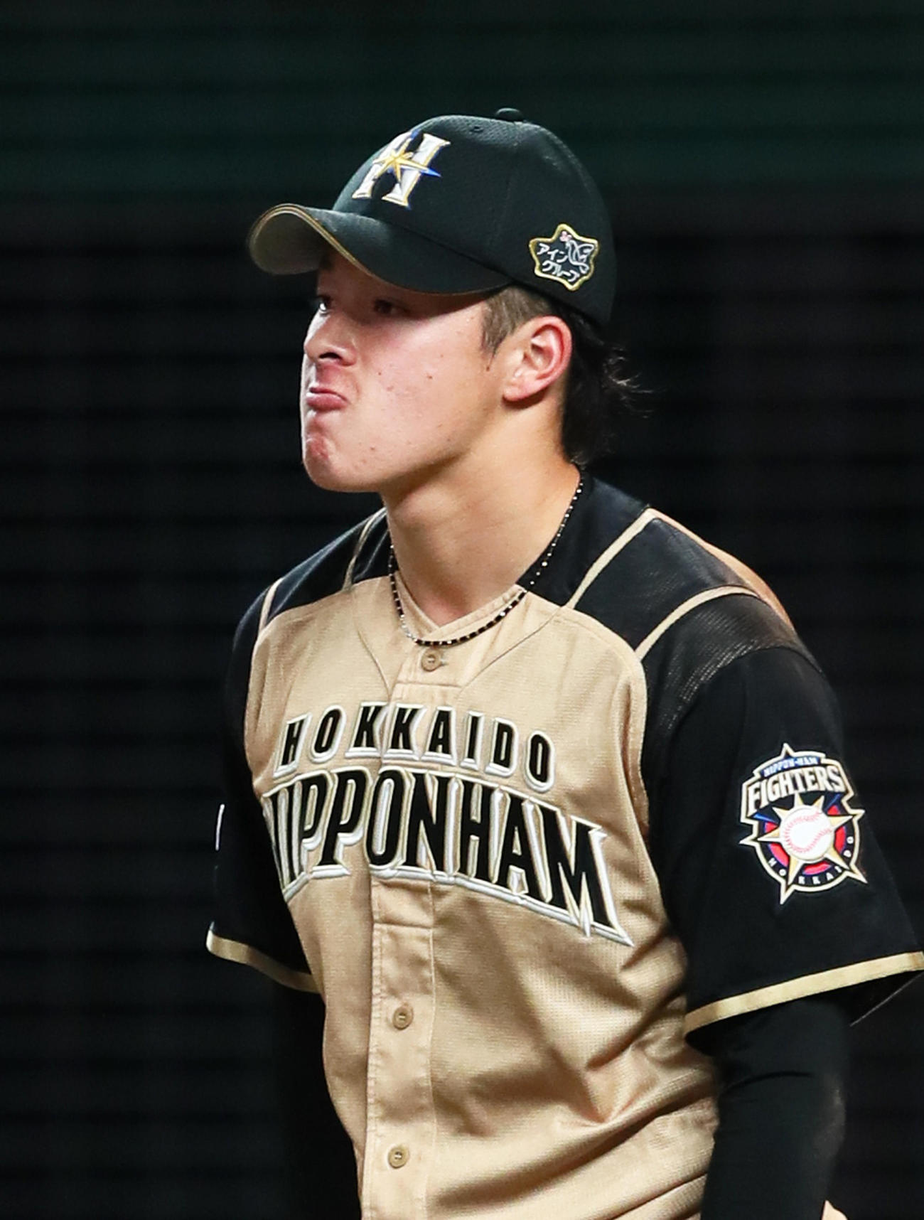 西武対日本ハム　1回、連打を浴び渋い表情を見せる日本ハム吉田輝（撮影・足立雅史）