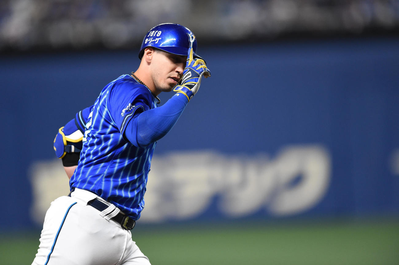 プロ野球中日対DeNA　5回表DeNA無死、左越え本塁打を放ったネフタリ・ソト（撮影・森本幸一）