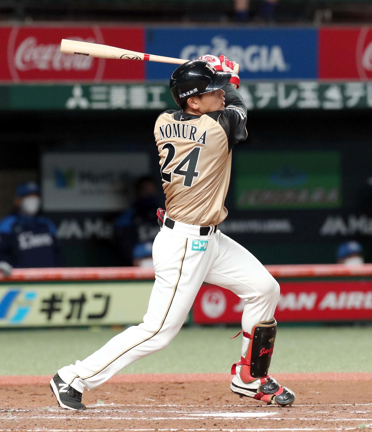 西武対日本ハム　3回表日本ハム無死一塁、野村は左越え2点本塁打を放つ（撮影・佐藤翔太）