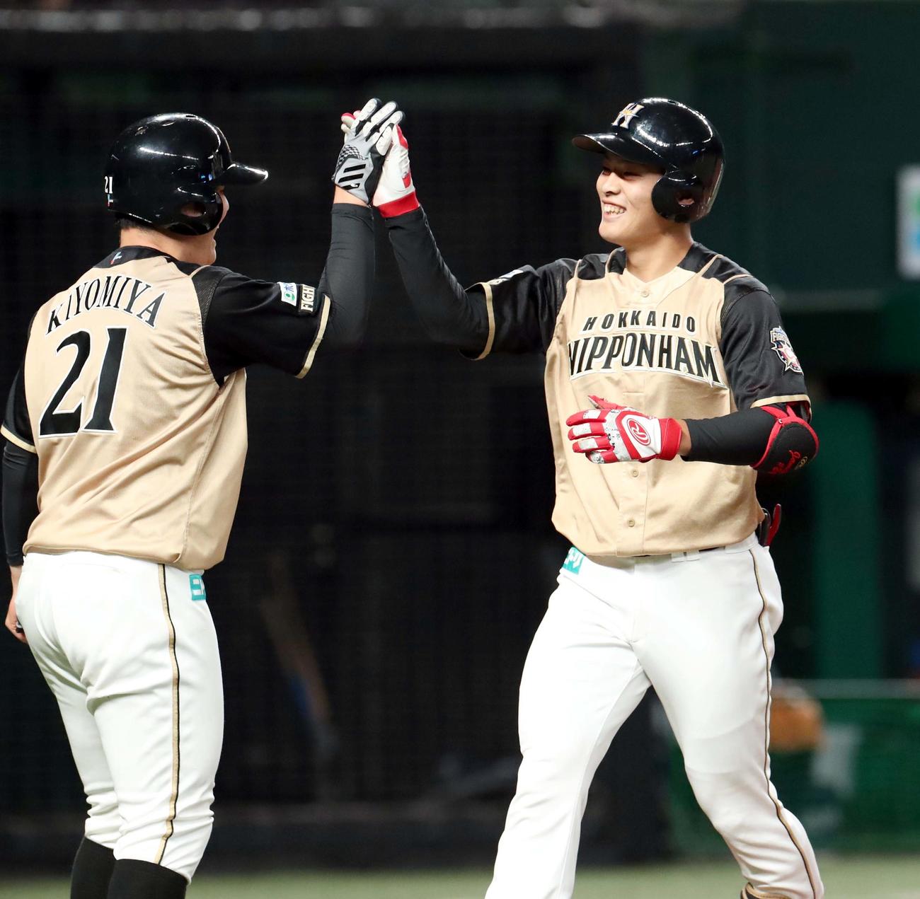 西武対日本ハム　3回表日本ハム無死一塁、左越え2点本塁打を放ち清宮（左手前）とタッチを交わす野村（撮影・佐藤翔太）