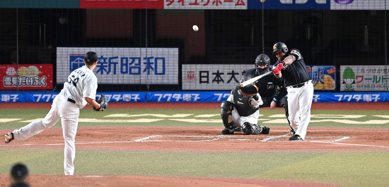 ロッテ対ソフトバンク　2回表ソフトバンク2死、先制の右越えソロ本塁打を放つデスパイネ。投手チェン・ウェイン（撮影・鈴木みどり）