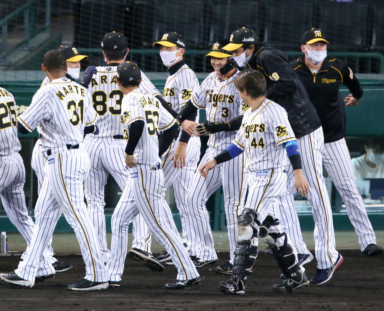 阪神対ヤクルト　9回裏阪神1死、大山（右から4人目）の左中間越えサヨナラ本塁打で盛り上がる阪神ナイン（撮影・上山淳一）