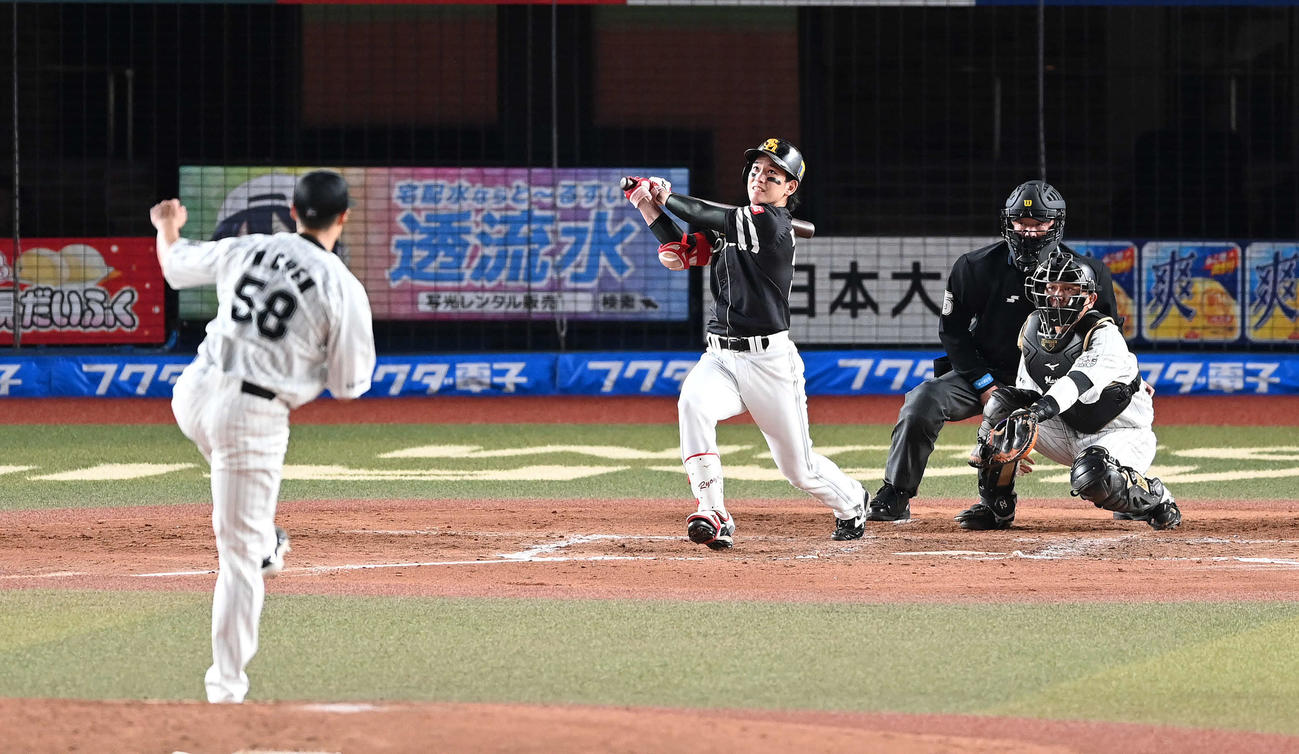 ロッテ対ソフトバンク　4回表ソフトバンク2死、右越えソロ本塁打を放つ栗原。投手チェン・ウェイン（撮影・鈴木みどり）