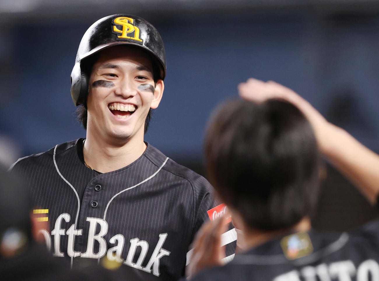 ロッテ対ソフトバンク　4回表ソフトバンク2死、ソロ本塁打を放ちナインの出迎えを受ける栗原（撮影・垰建太）