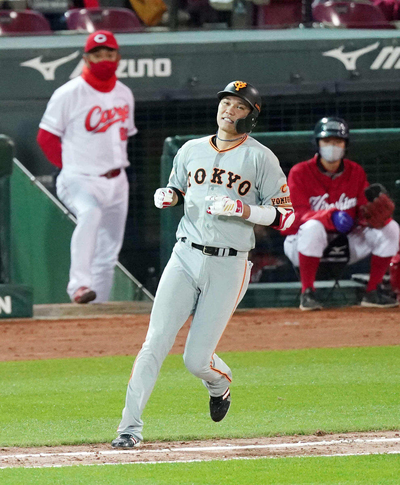 広島対巨人　6回表巨人1死二塁、右飛に倒れた坂本勇人（撮影・江口和貴）