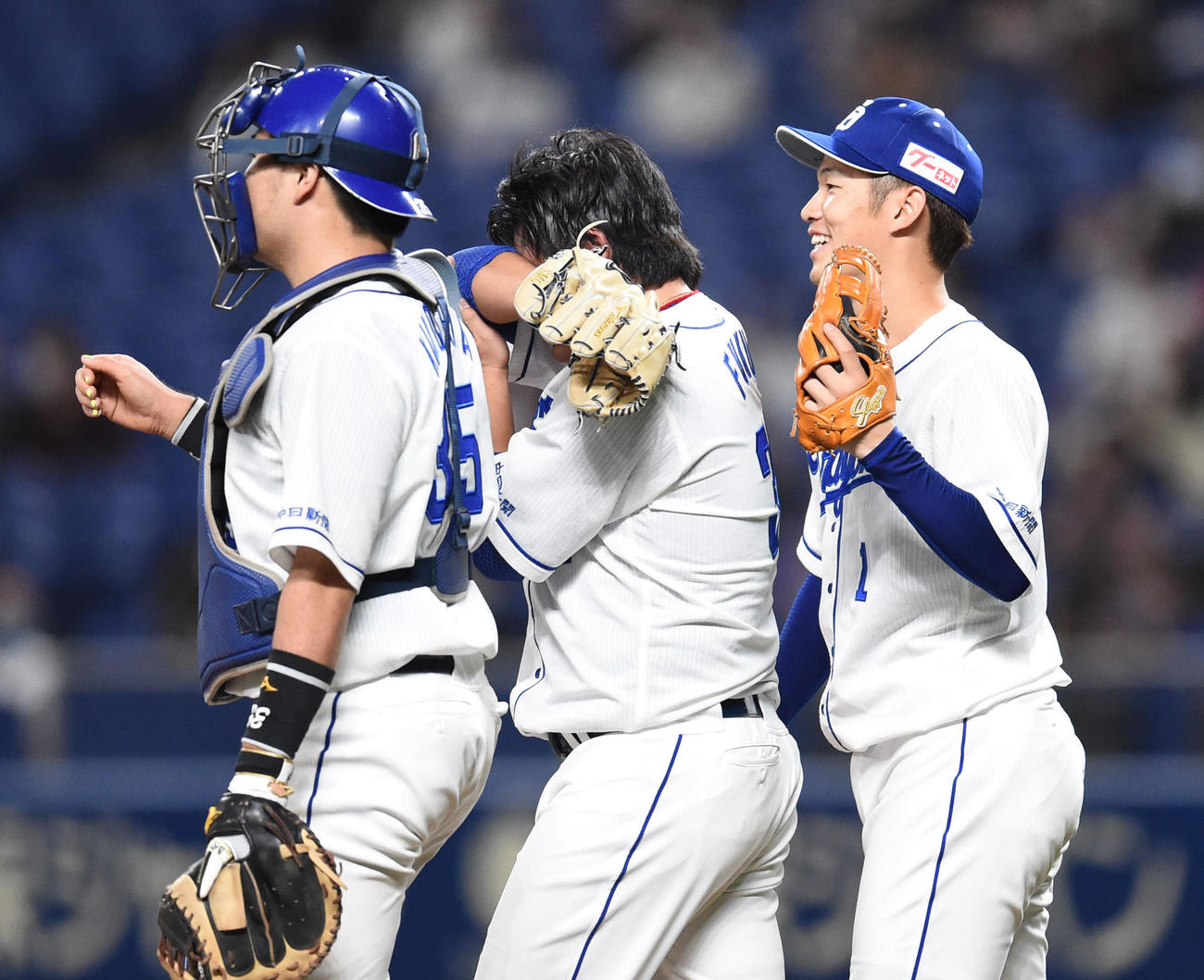 プロ野球中日対DeNA　試合終了、リリーフしナインに声をかけられ泣く中日福敬登（撮影・森本幸一）