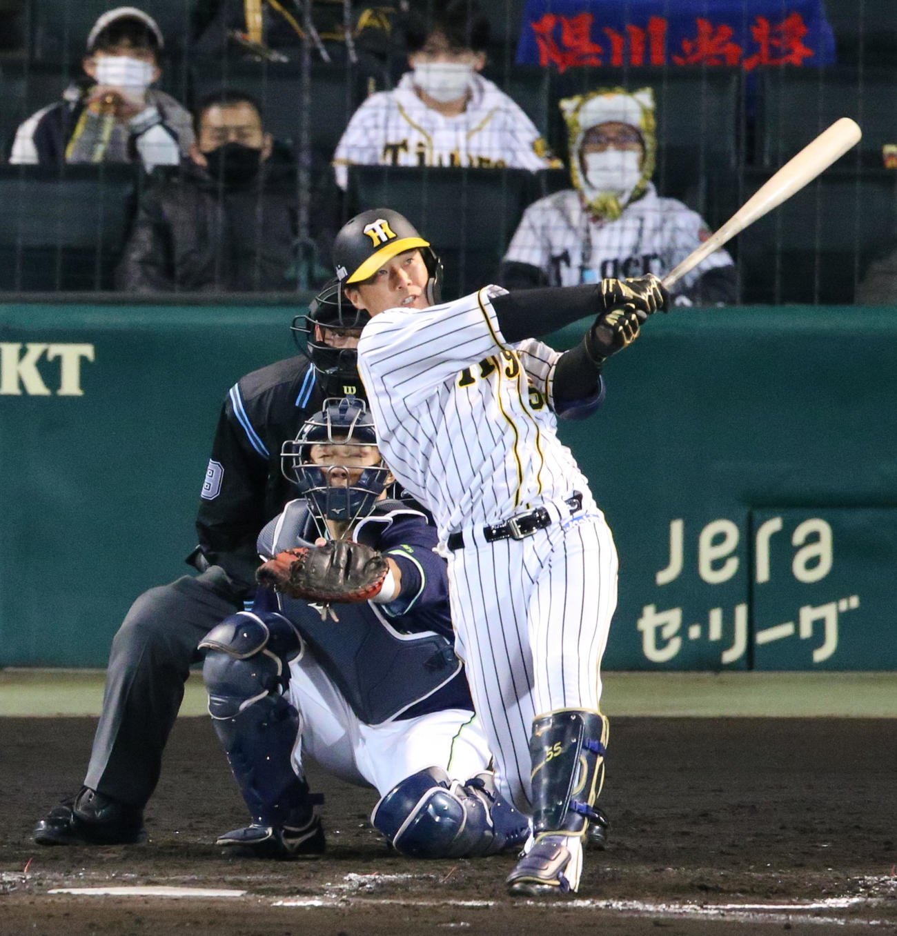 阪神対ヤクルト　7回裏阪神1死、陽川は左越え本塁打を放つ（撮影・上山淳一）