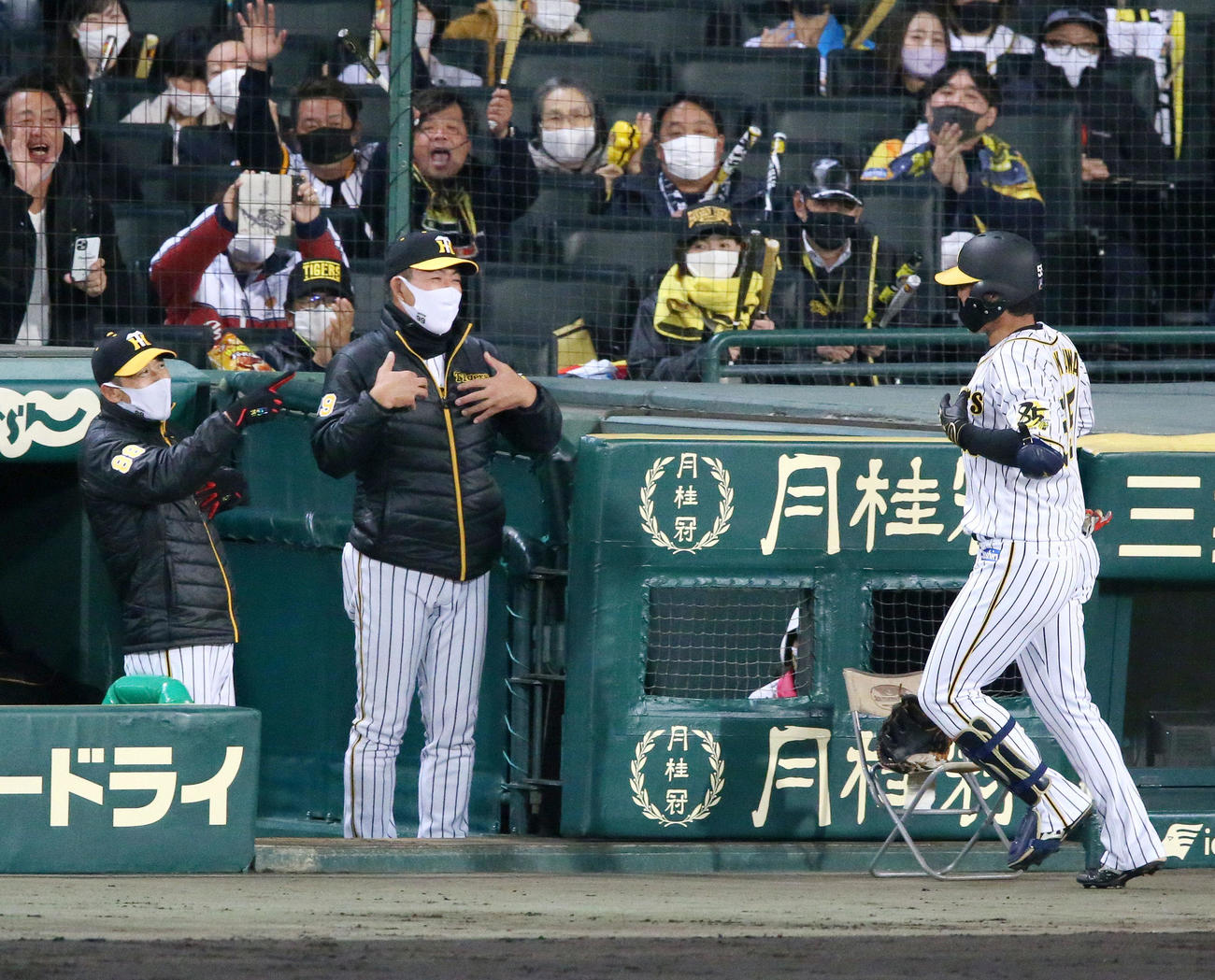 阪神対ヤクルト　7回裏阪神1死、陽川（右）は左越え本塁打を放ち矢野監督（左）らの出迎えを受ける（撮影・上山淳一）