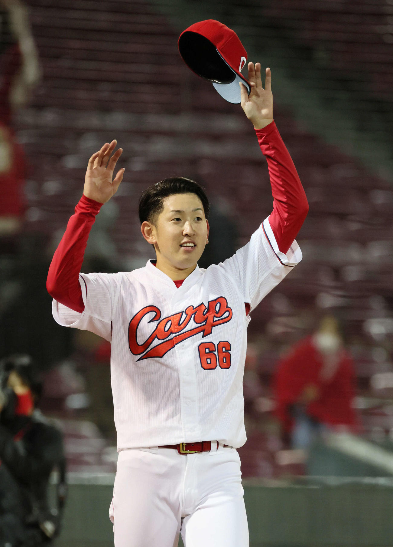広島対巨人　声援に応える完投勝利の遠藤（撮影・加藤孝規）