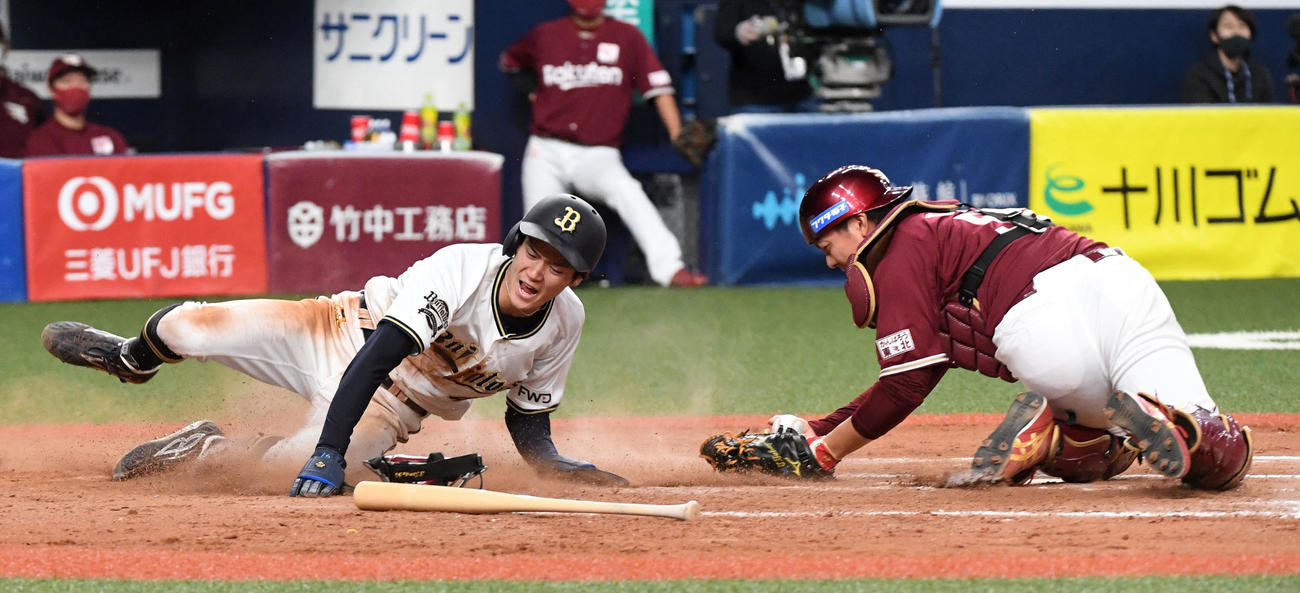 オリックス対楽天　8回裏オリックス2死一、二塁、モヤの二塁適時内野安打で生還する佐野。捕手田中貴（撮影・前岡正明）