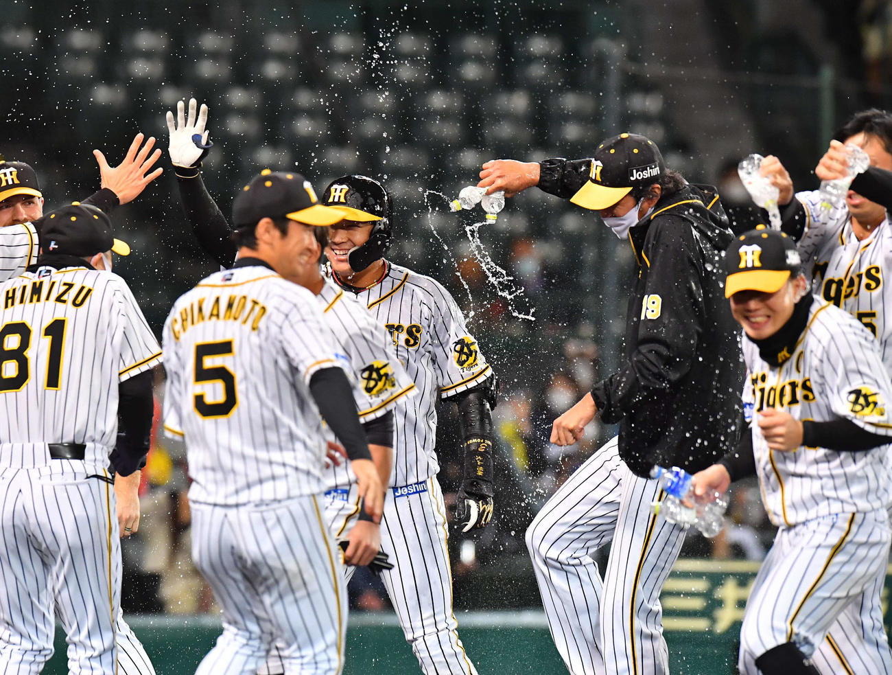 阪神対ヤクルト　9回裏阪神1死、左中間へサヨナラ本塁打を放った大山悠輔にウオーターシャワーを浴びせる藤浪晋太郎（中央右）（撮影・上田博志）