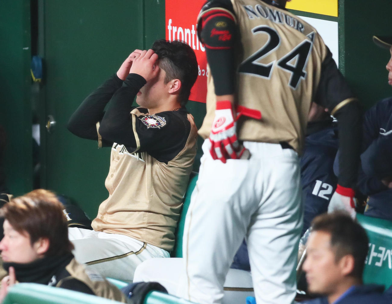 西武対日本ハム　2回8失点の日本ハム吉田輝（左）はベンチに戻り、思わず顔を覆う（撮影・足立雅史）