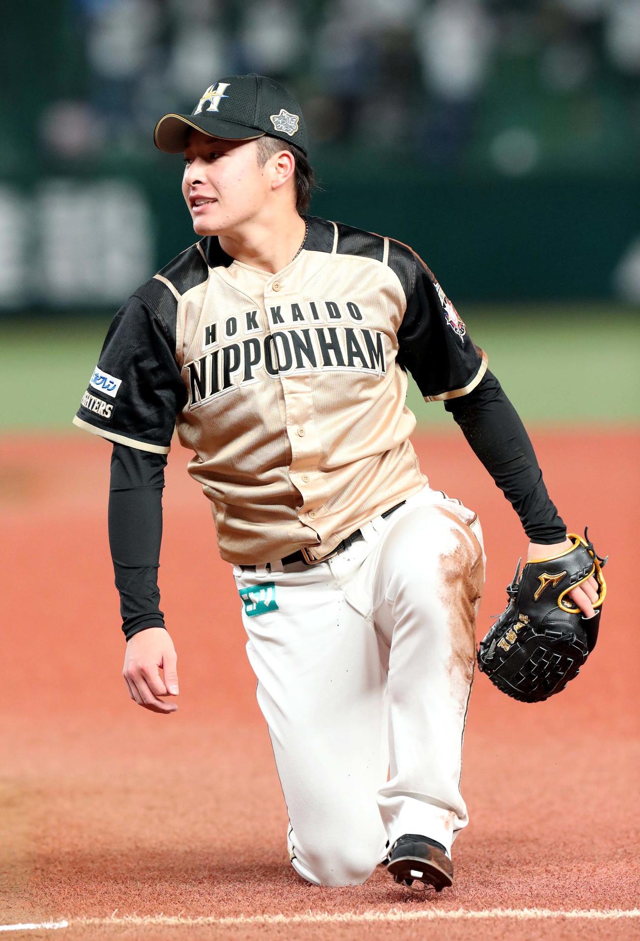 西武対日本ハム　1回裏西武無死、金子に一内野安打で出塁を許す日本ハム吉田輝（撮影・佐藤翔太）