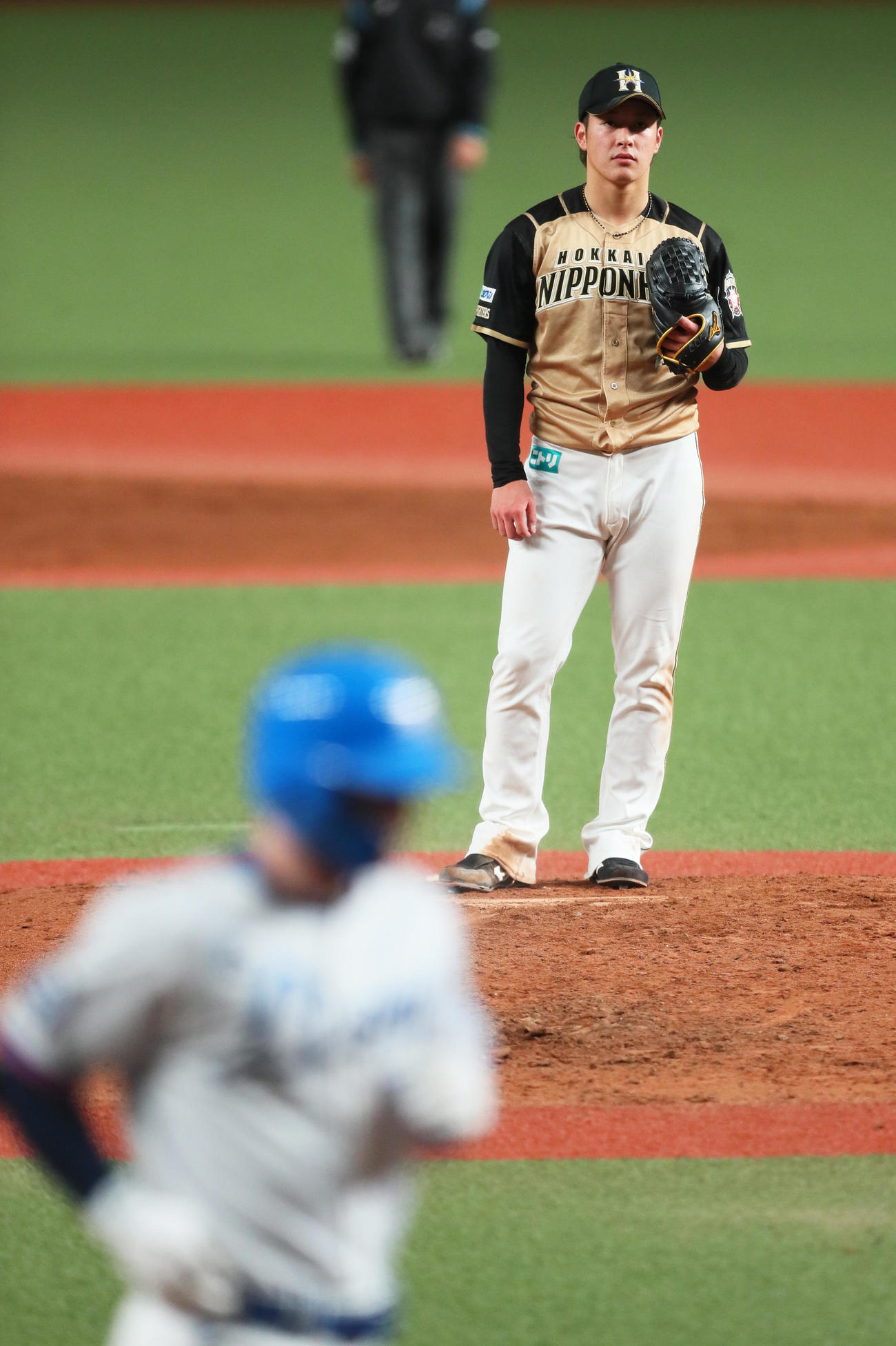 西武対日本ハム　2回裏西武2死一、二塁、スパンジェンバーグ（手前）に右越え3点本塁打を浴びた吉田輝（撮影・足立雅史）