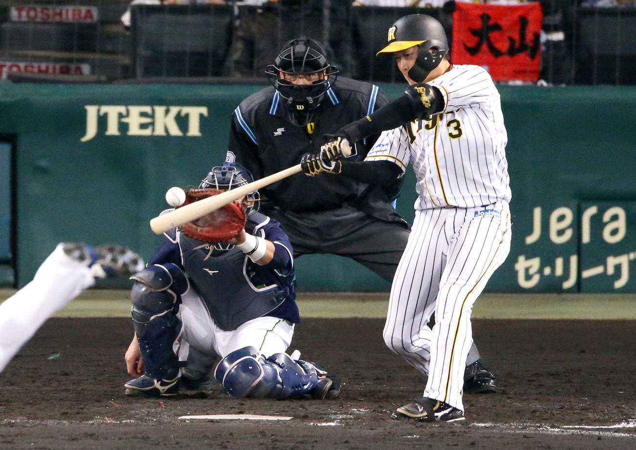 阪神対ヤクルト　9回裏阪神1死、大山は左中間にサヨナラ本塁打を放つ（撮影・上山淳一）
