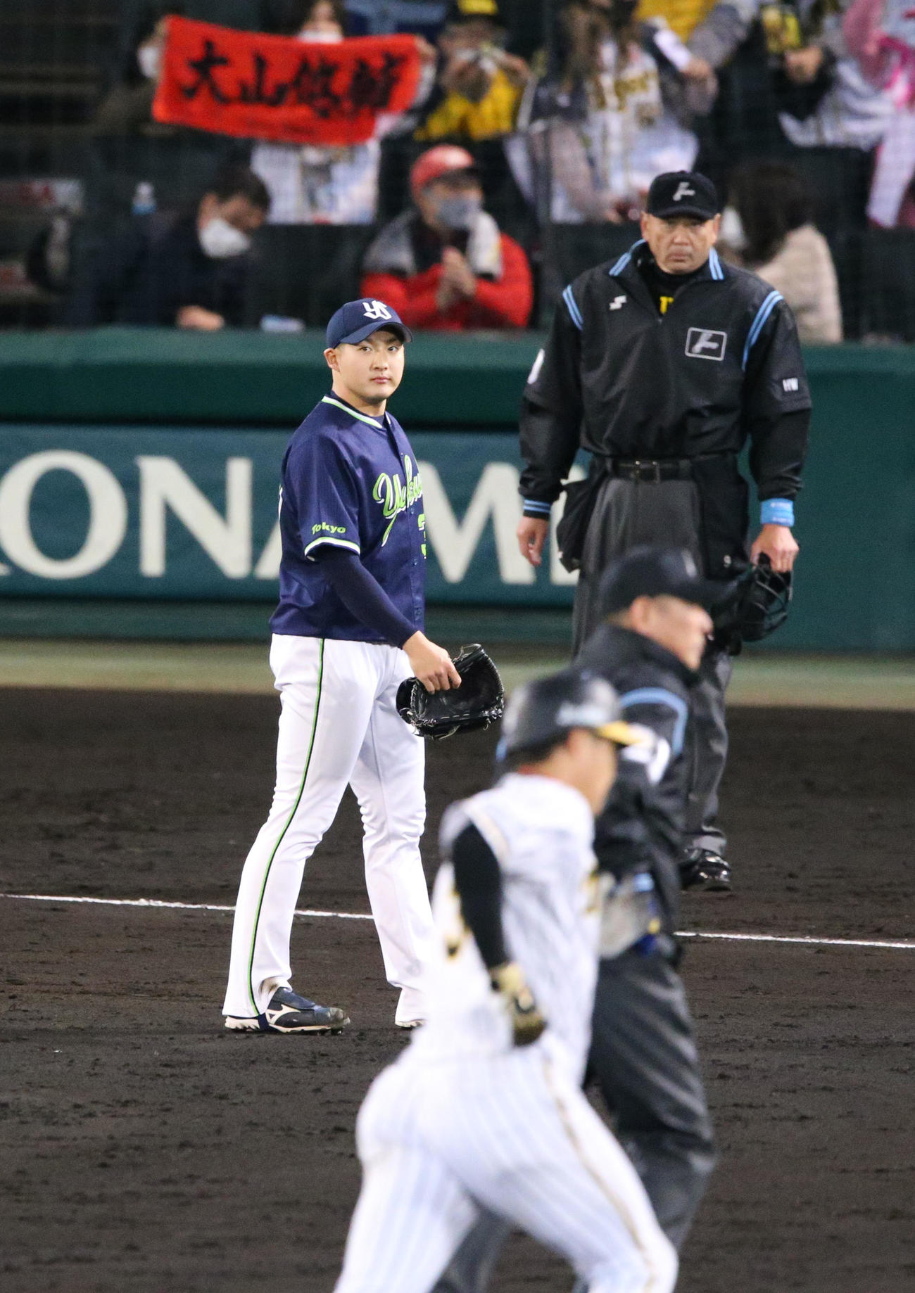 阪神対ヤクルト　9回裏阪神1死、梅野（左）は大山（手前）に左中間越えサヨナラ本塁打を被弾しベンチへ引き揚げる（撮影・上山淳一）