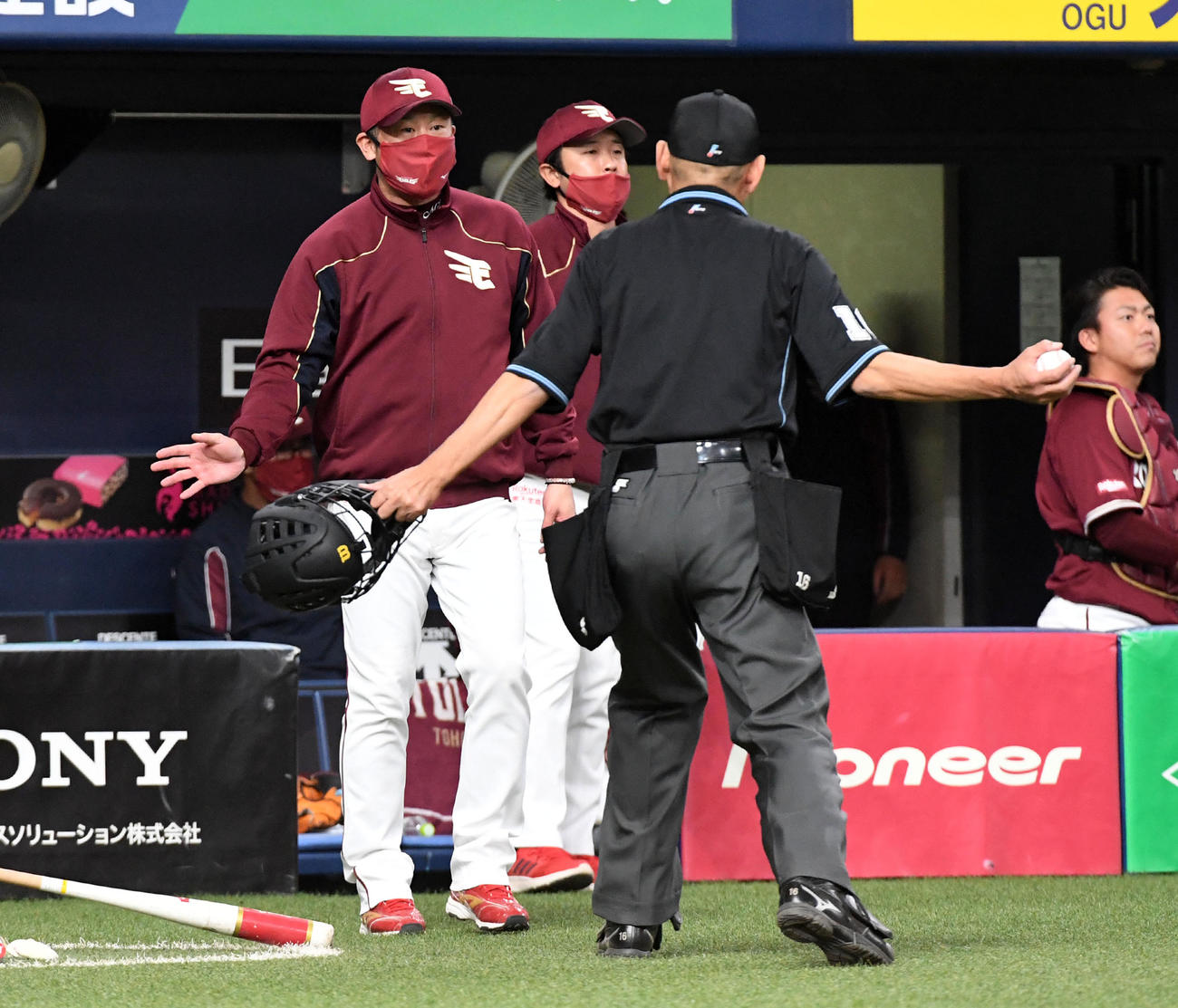 オリックス対楽天23回戦　7回、牧田和久を告げる三木肇監督（撮影・前岡正明）