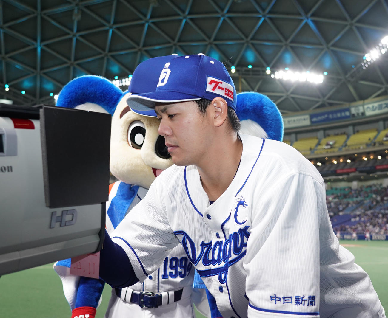 中日対DeNA　カメラのプレートにサインをする高橋周平（撮影・森本幸一）