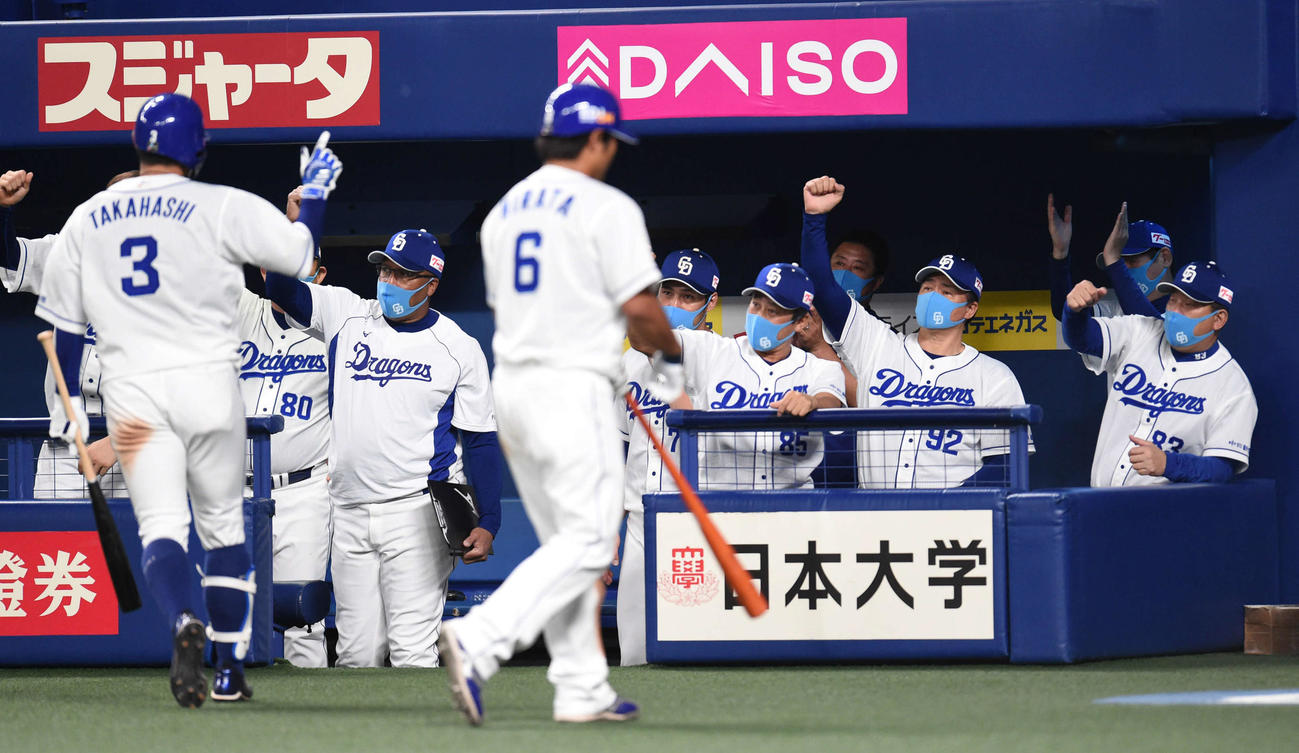 中日対DeNA　8回裏中日1死、左越え本塁打を放った高橋周平を迎える与田監督ら中日ナイン（撮影・森本幸一）
