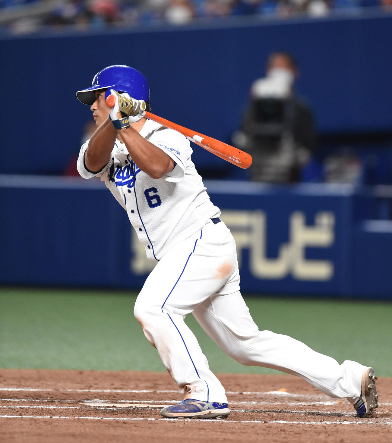 中日対DeNA　4回裏中日1死一、二塁、中前適時打を放つ平田（撮影・森本幸一）
