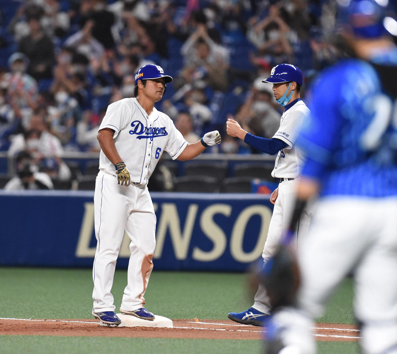 プロ野球中日対DeNA　4回裏中日1死一、二塁、中前適時打を放った平田良介（撮影・森本幸一）