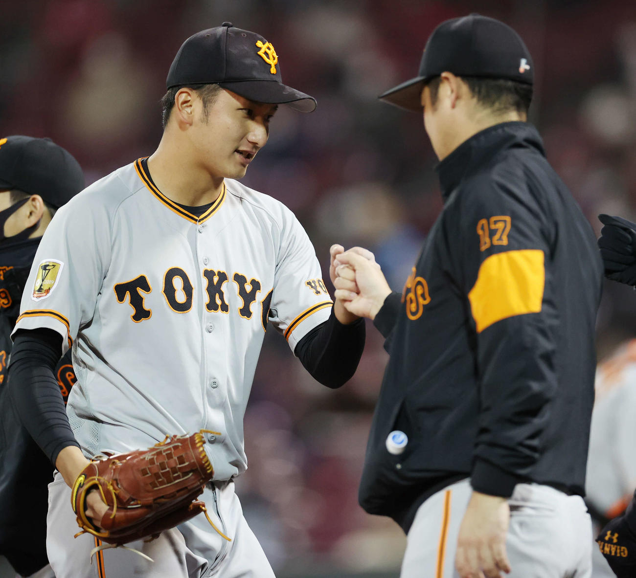 広島対巨人　8回裏を終え、大竹（右）に迎えられる横川（撮影・河野匠）